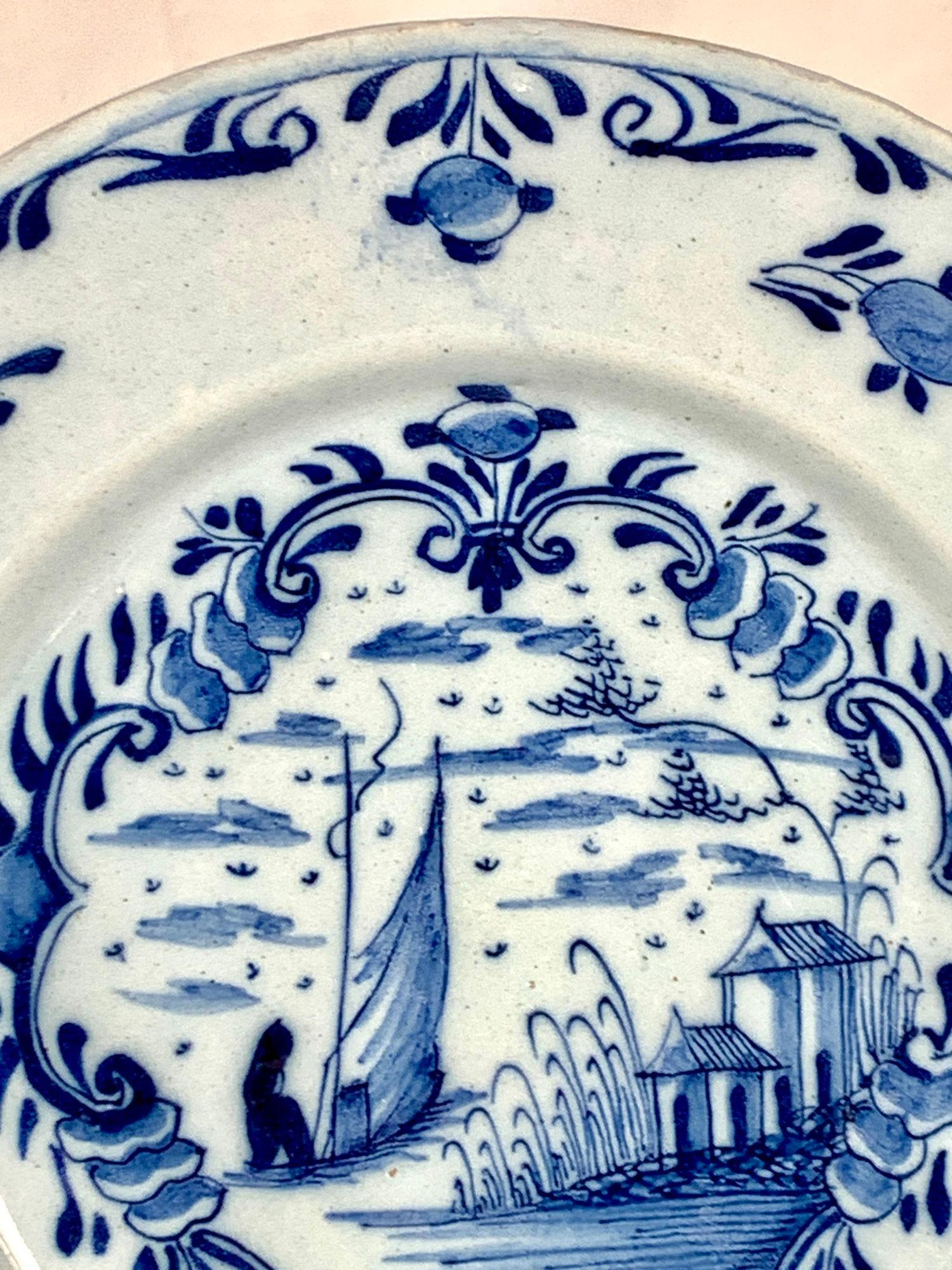 Blauer und weißer Delft Teller oder Schale Handgemalt Niederlande 18. (18. Jahrhundert) im Angebot