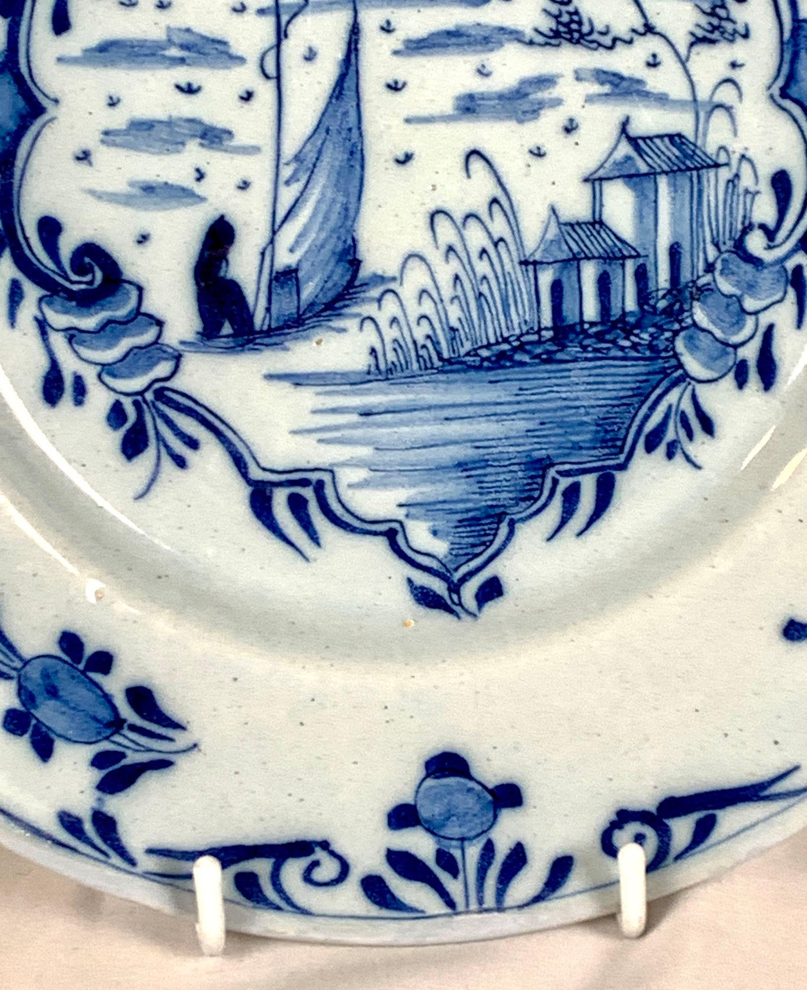 Assiette ou plat de Delft bleu et blanc peint à la main Pays-Bas 18ème siècle Excellent état à Katonah, NY