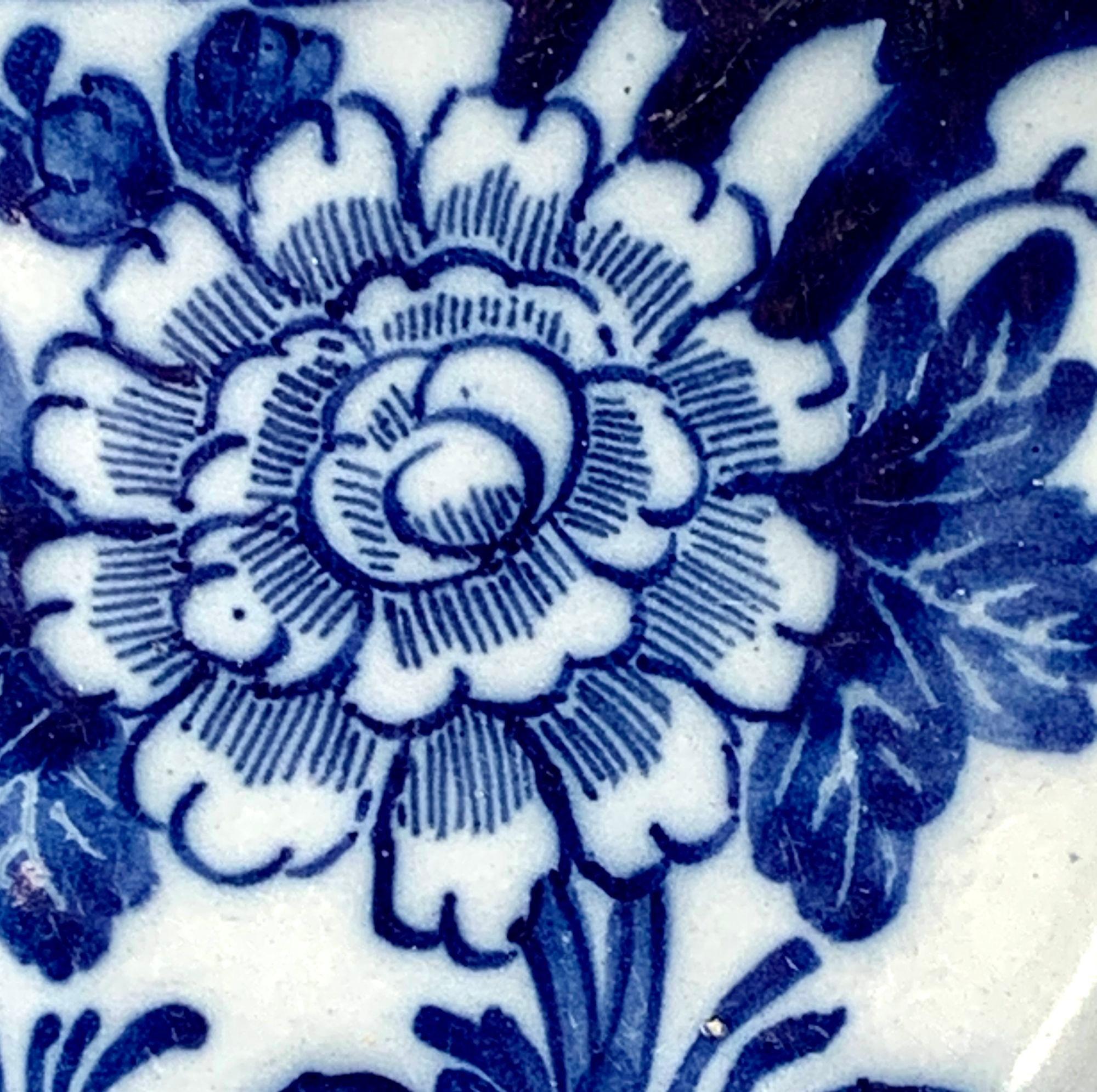Chinoiseries Assiette en faïence de Delft bleue et blanche peinte à la main Pays-Bas vers 1800 avec marque de la griffe en vente