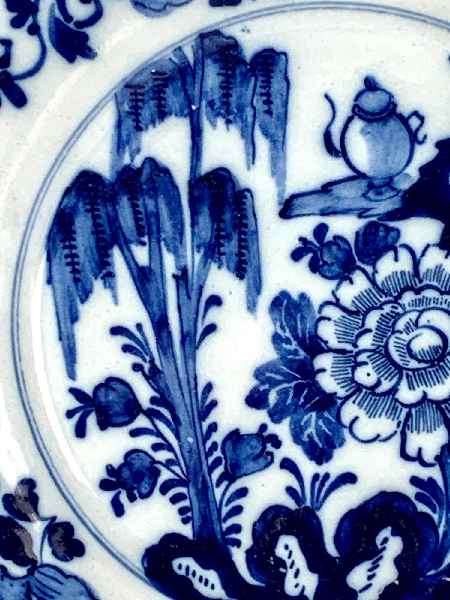 Peint à la main Assiette en faïence de Delft bleue et blanche peinte à la main Pays-Bas vers 1800 avec marque de la griffe en vente