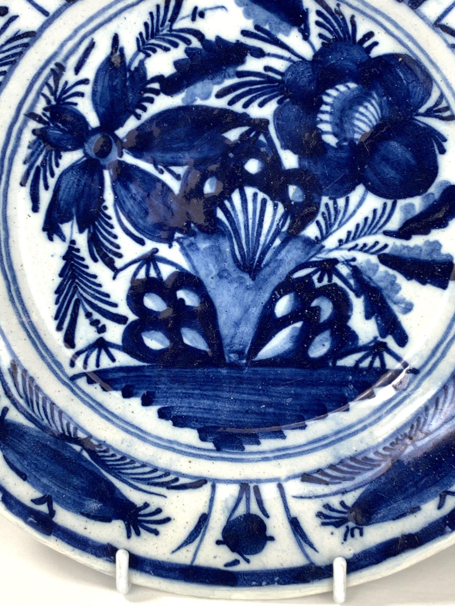 Blau-weißer Delft-Teller oder -Schale, handbemalt, um 1800 (Niederländisch) im Angebot