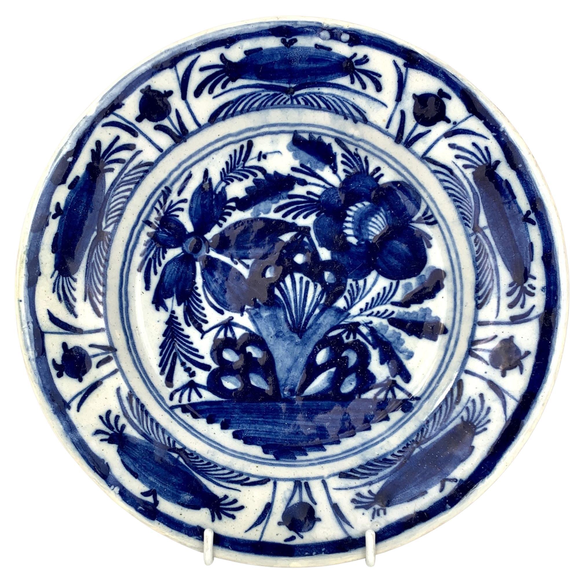 Assiette ou plat en faïence de Delft bleu et blanc peint à la main vers 1800