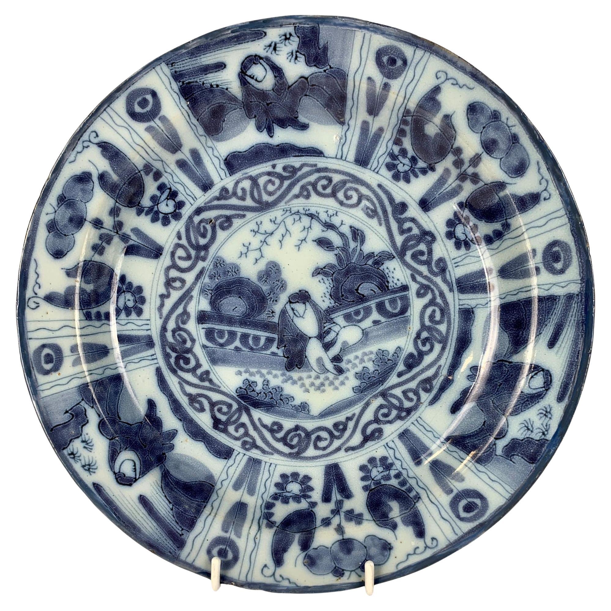 Assiette ou plat de Delft bleu et blanc Scène de Chinoiserie Fait au 17e siècle Ca. 1690