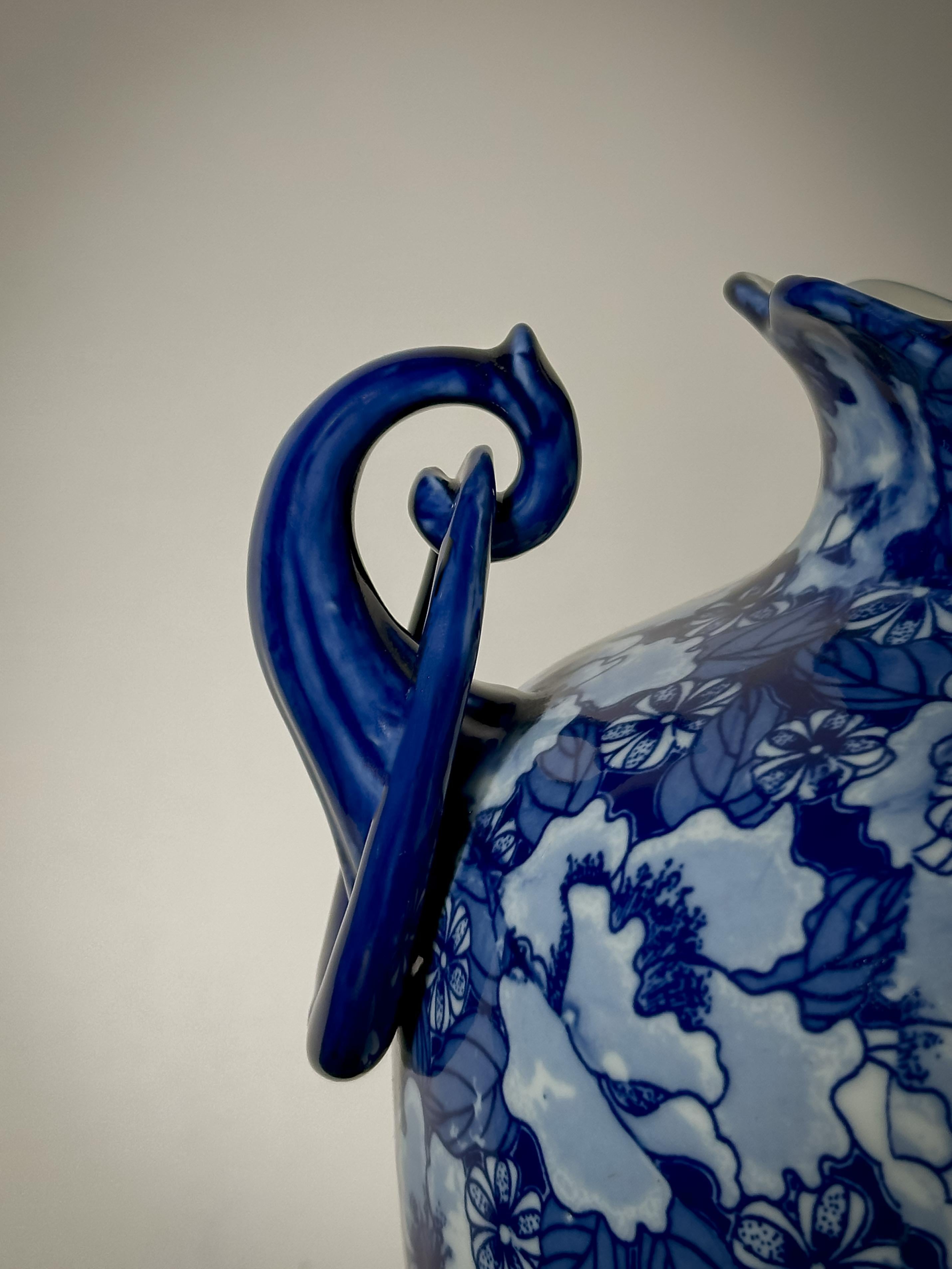 Cobalt Blue and White Double-Handled Urn Vase, Regency Ironstone, England In Good Condition In Glasgow, GB