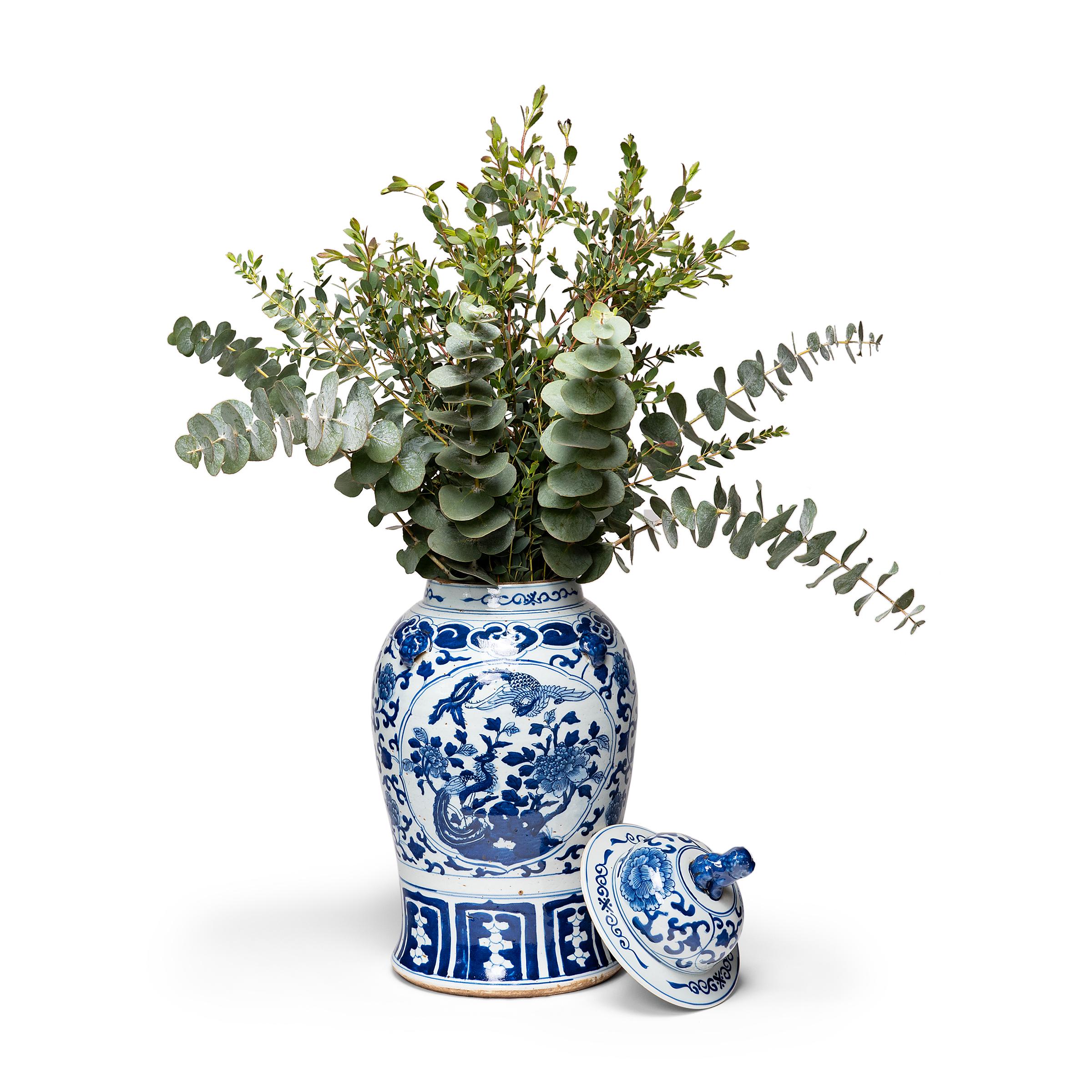 Cette jarre contemporaine à couvercle balustre s'inscrit dans la tradition séculaire de la porcelaine chinoise bleu et blanc. Peinte avec des pigments de cobalt pour une finition bleue brillante, la jarre présente un motif dense de rinceaux de
