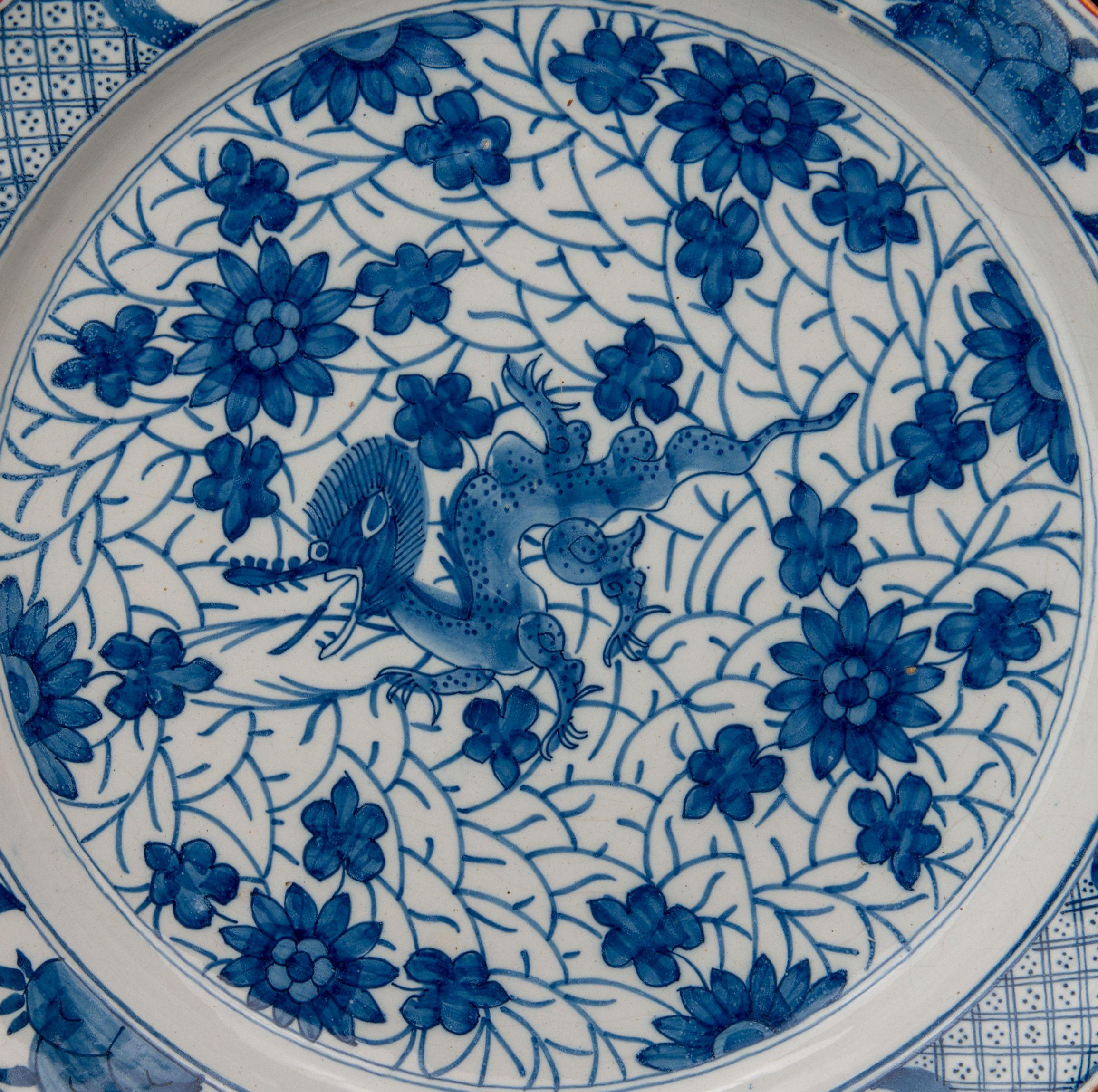 Blue and white dragon dish Delft, 1722-1757  The Greek A pottery In Good Condition For Sale In ROSSUM, GE
