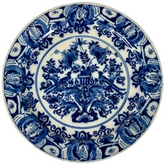 Assiette de présentation en faïence de Delft bleue et blanche peinte à la main, vers 1770