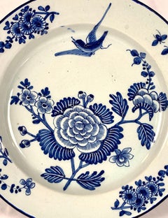 Cargador Delft Azul y Blanco Pintado a Mano Liverpool Inglaterra Siglo XVIII Ca.1760