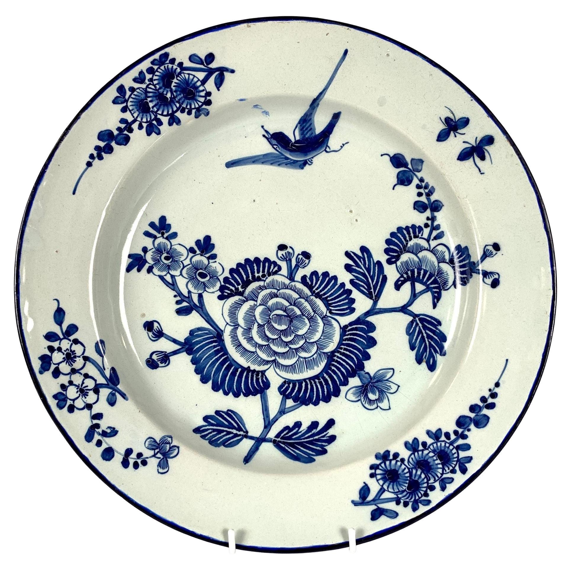 Assiette de présentation hollandaise de Delft bleue et blanche peinte à la main, milieu du 18e siècle, vers 1760