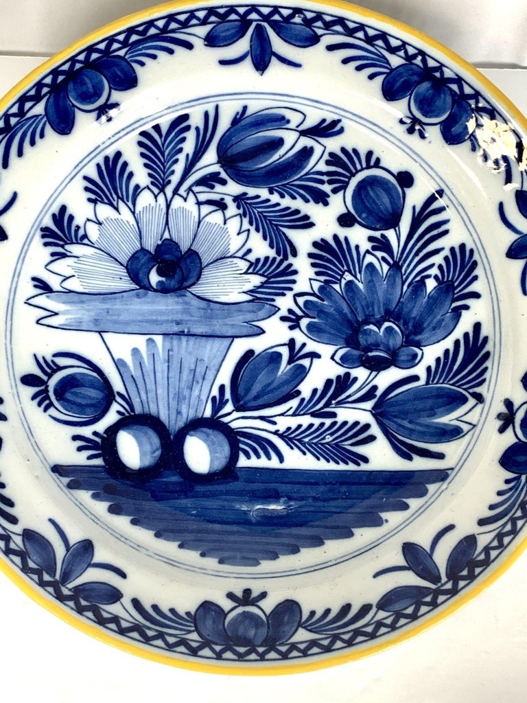Assiette de présentation en faïence de Delft bleue et blanche fabriquée aux  Pays-Bas, vers 1800 En vente sur 1stDibs