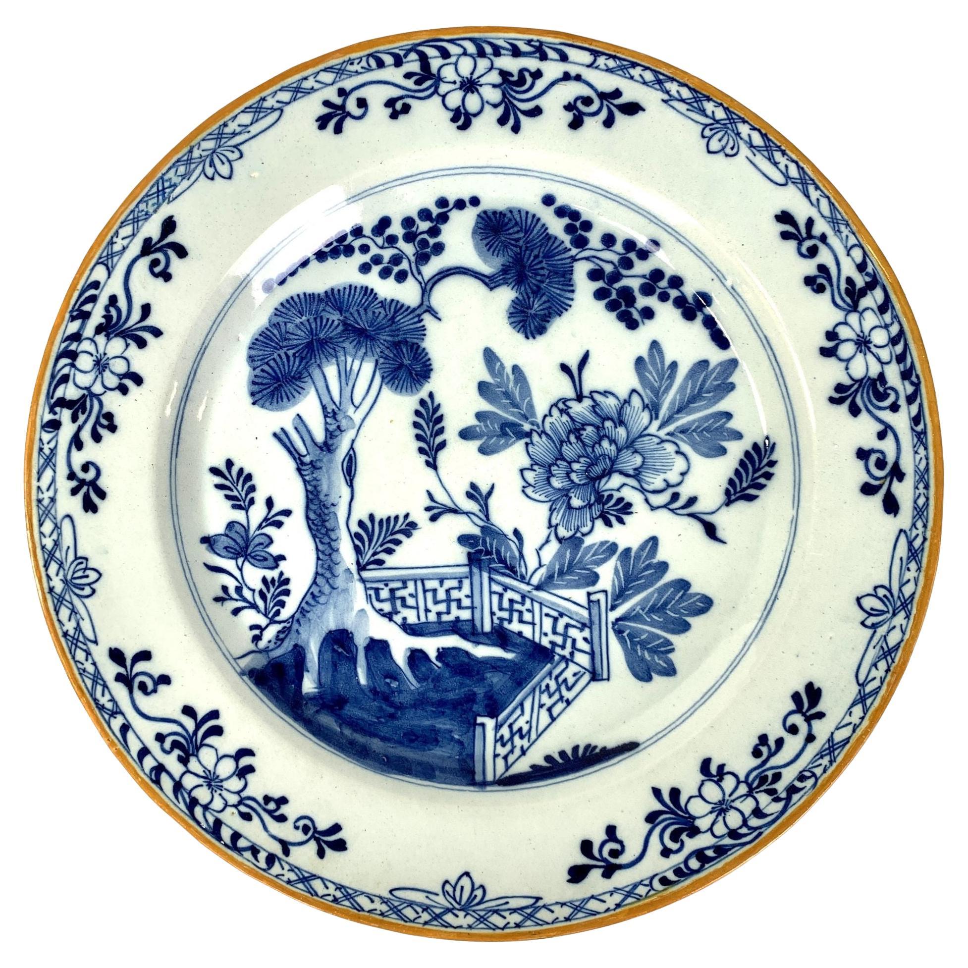 Assiette de présentation hollandaise en faïence de Delft bleue et blanche datant d'environ 1780 avec la marque « The Axe »