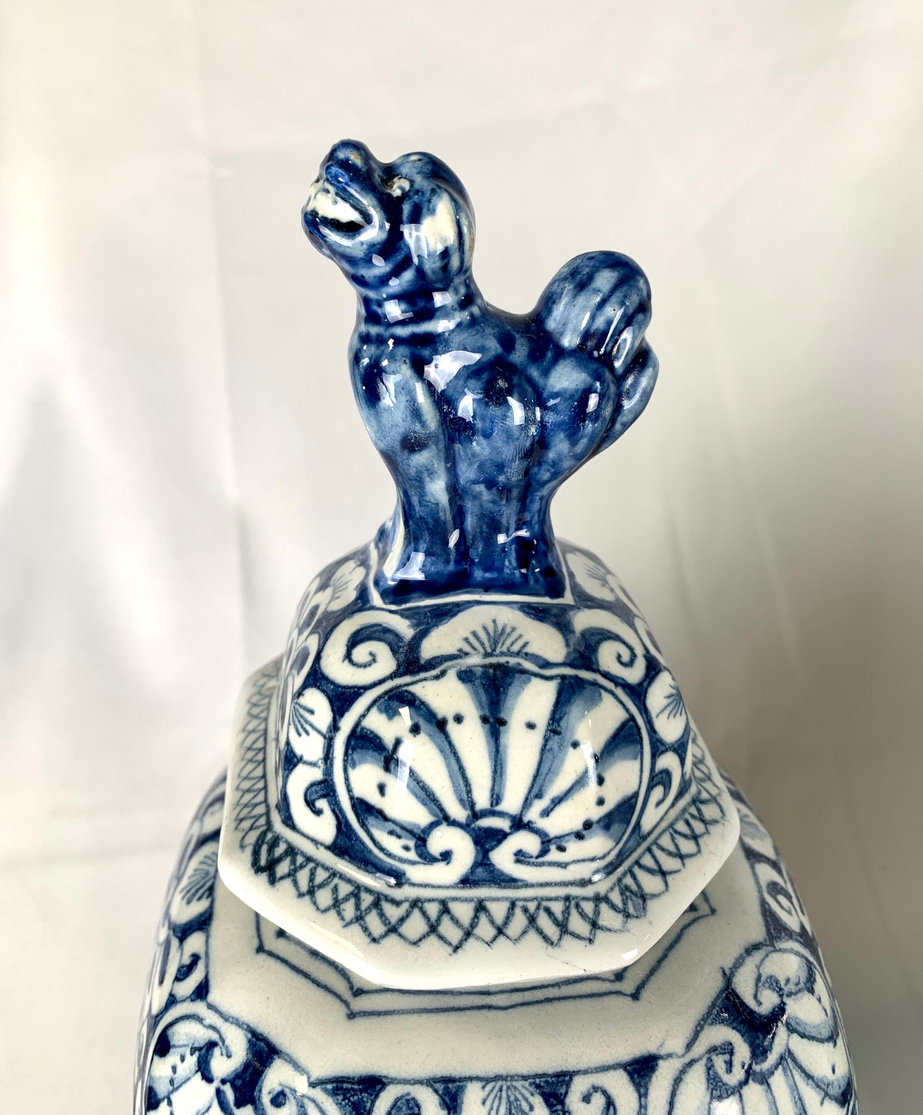 Faïence de Delft Garniture de Delft hollandaise de cinq pièces bleue et blanche peinte à la main du 18ème siècle vers 1760 en vente