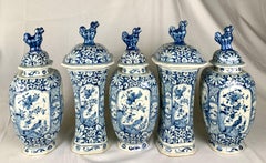 Blaue und weiße niederländische Delfter fünfteilige Garnitur, handbemalt, 18. Jahrhundert, um 1760