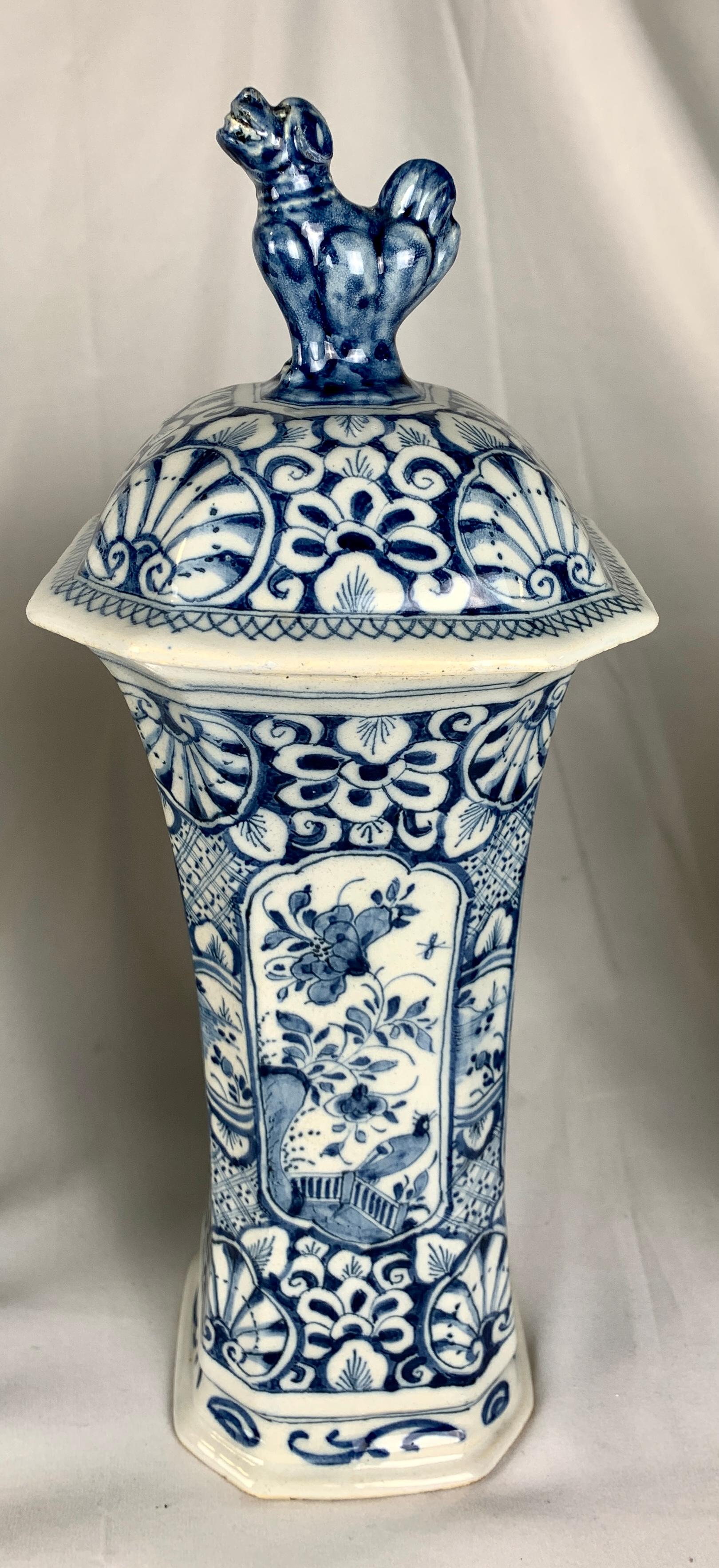 Peint à la main Garniture de Delft hollandaise de cinq pièces bleue et blanche peinte à la main du 18ème siècle vers 1760 en vente