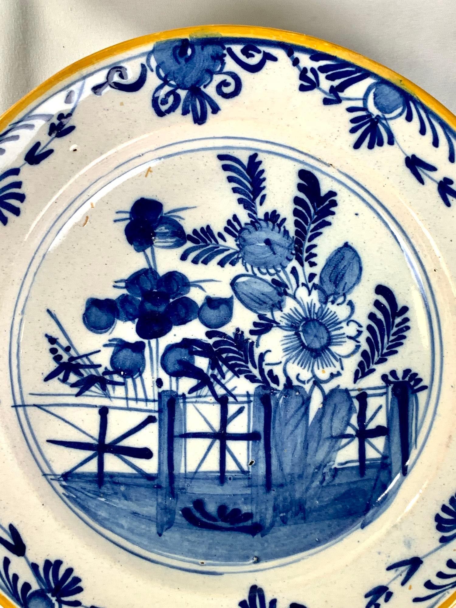 Chargeur et quatre assiettes bleu et blanc peints à la main à la Delft hollandaise Made 1780-1800 en vente 3