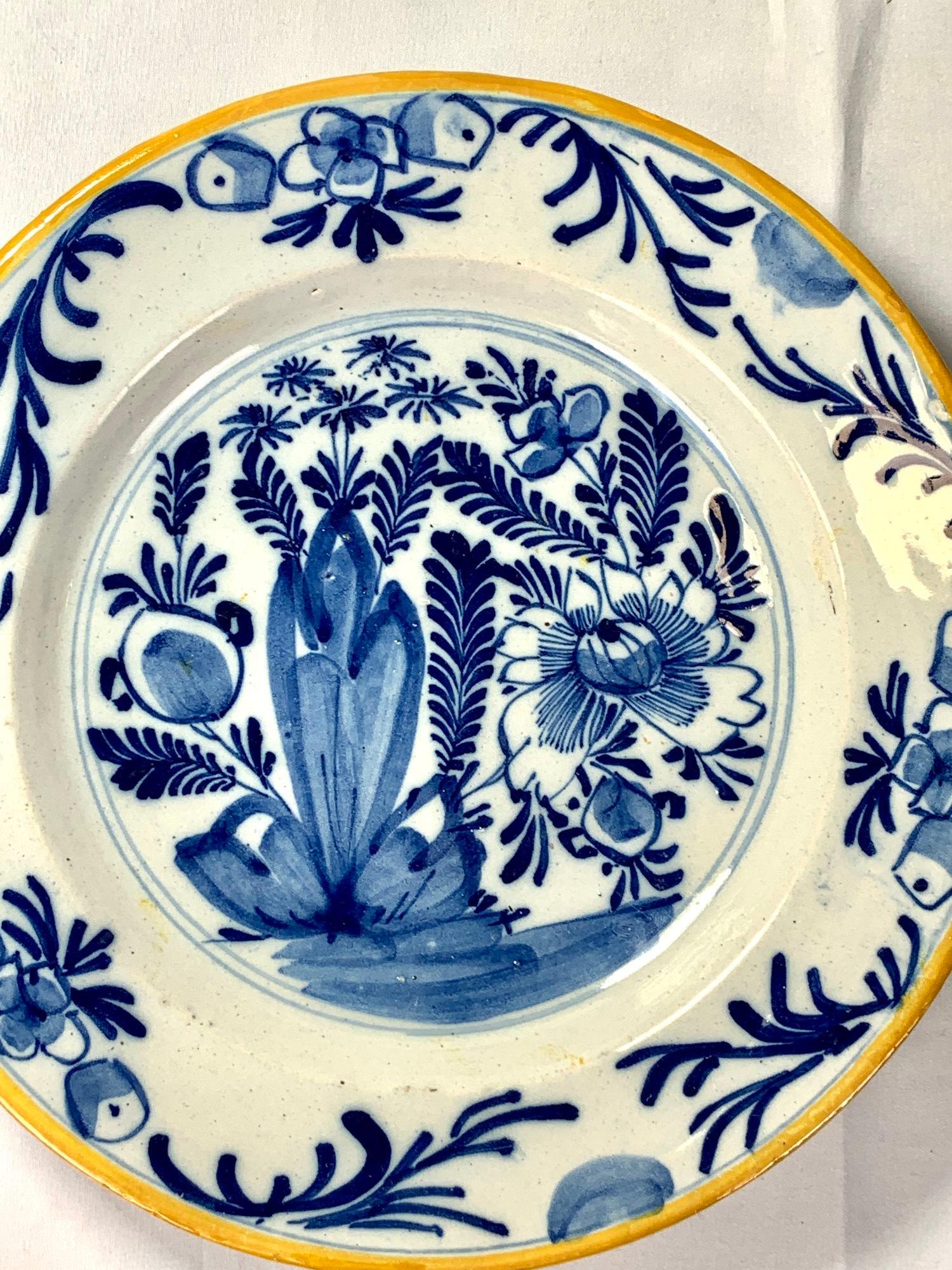 Blaue und weiße holländische Delft Hand gemalt Charger und vier Platten gemacht 1780-1800 (Chinoiserie) im Angebot