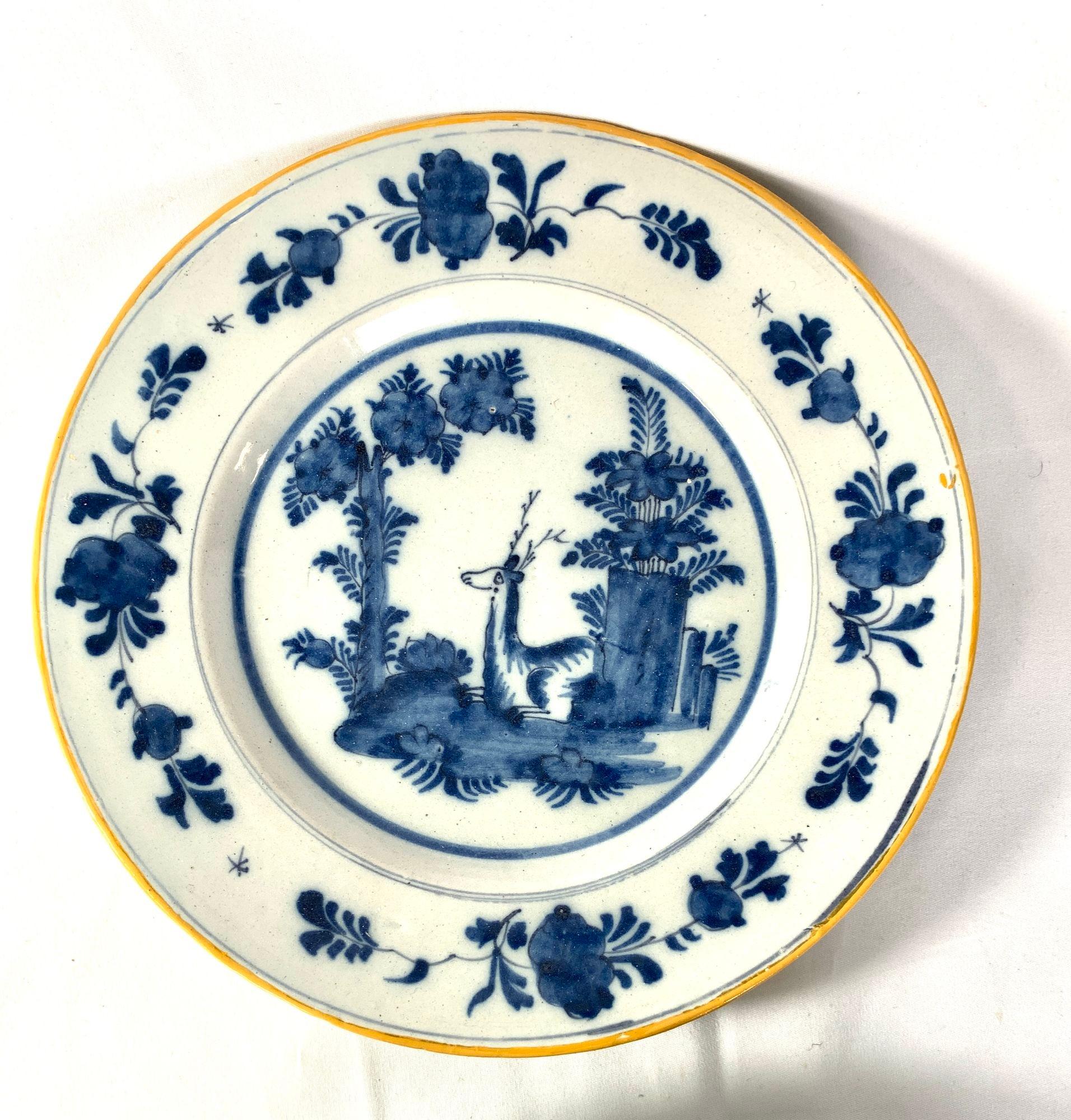Chargeur et quatre assiettes bleu et blanc peints à la main à la Delft hollandaise Made 1780-1800 Excellent état - En vente à Katonah, NY