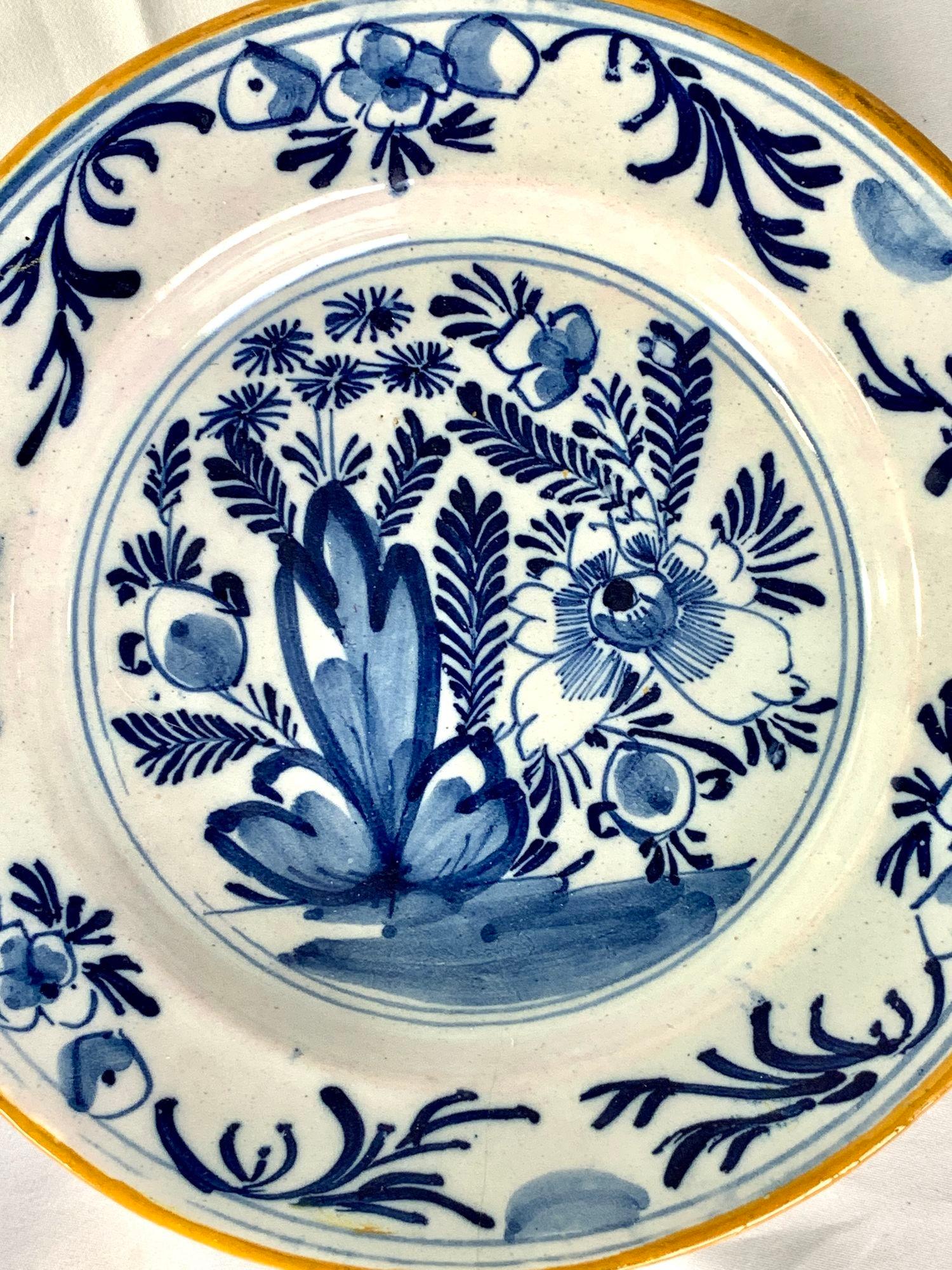 Chargeur et quatre assiettes bleu et blanc peints à la main à la Delft hollandaise Made 1780-1800 en vente 1