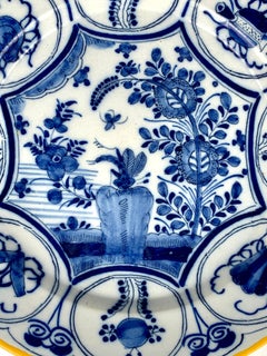 Piatto Delft olandese blu e bianco dipinto a mano del 18° secolo "The Claw"  Olanda