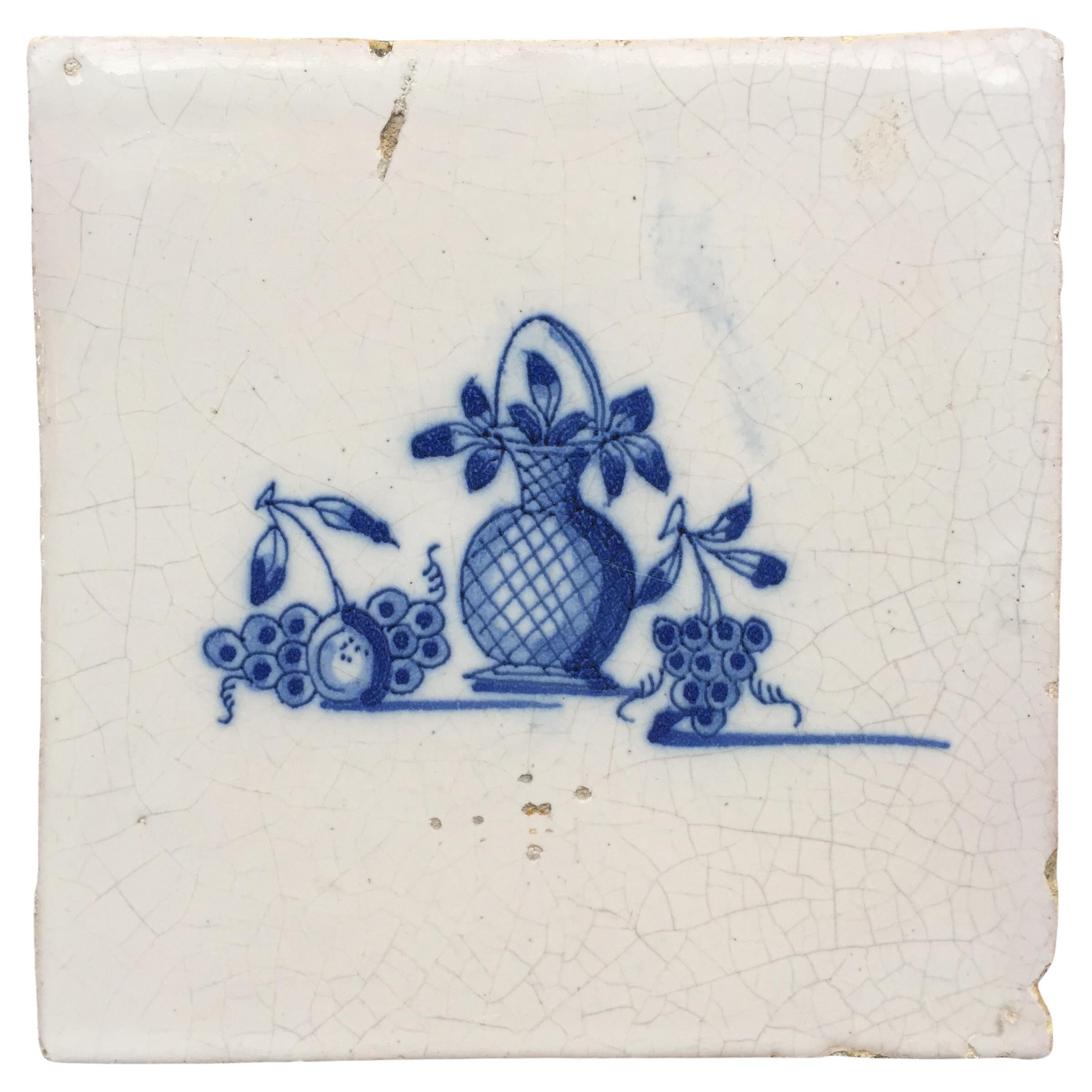 Blau-weiße holländische Delft-Fliese: Stilleben mit Vase und Obst, 17. Jahrhundert im Angebot
