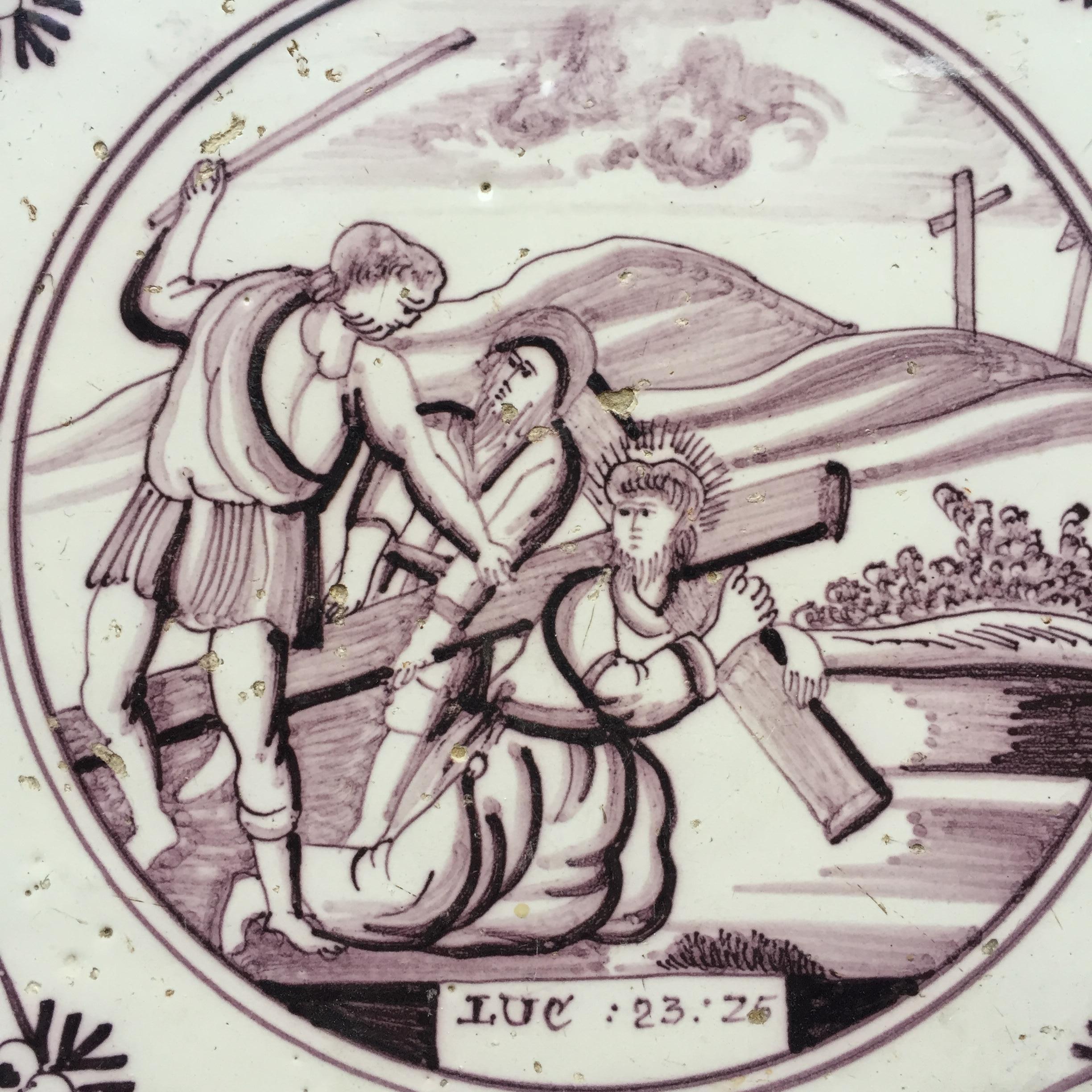 Die Niederlande
Utrecht
CIRCA 1775 - 1800

Eine feine holländische Manganfliese mit einer biblischen Darstellung der Kreuztragung aus dem Neuen Testament, Lukas 23, Vers 25: 