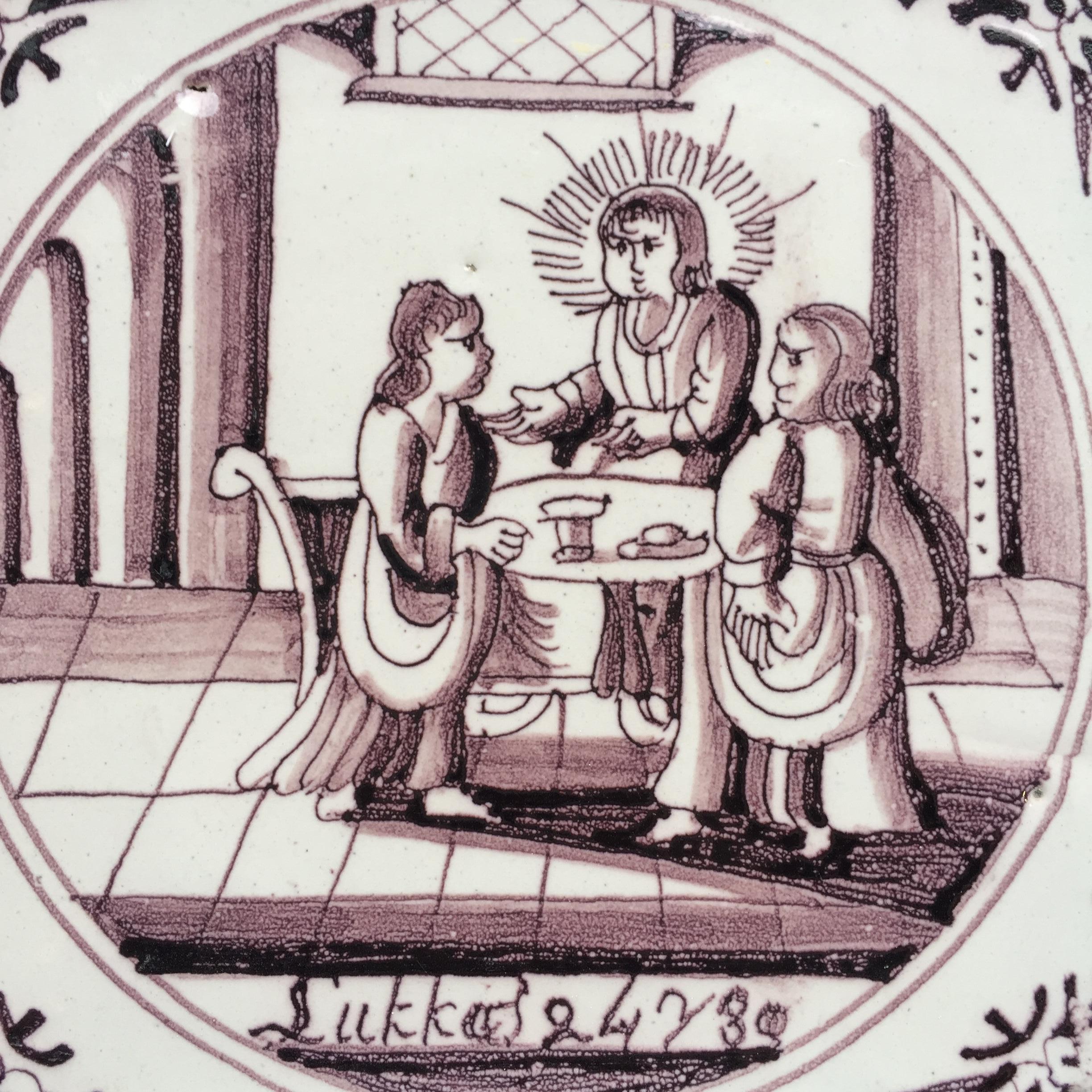 Die Niederlande
Rotterdam
CIRCA 1725 - 1775

Eine feine holländische Manganfliese mit einer biblischen Darstellung des Abendmahls in Emmaus aus dem Neuen Testament, Lukas 24, Vers 30: 