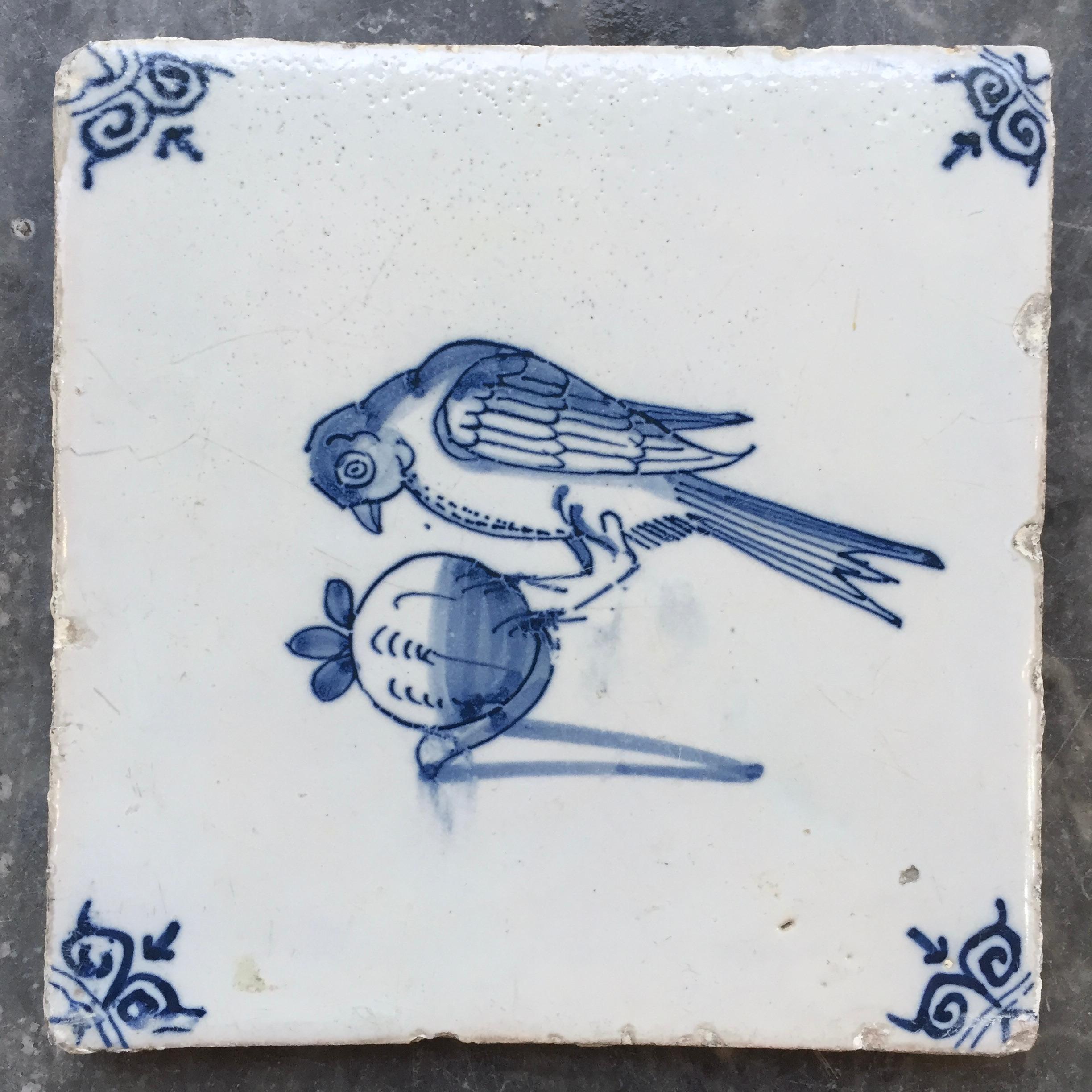 The Netherlands
Circa 1630 - 1660

A fine painted blue and white tile with a decoration of a bird on a piece of fruit.
With so-called oxheads as corner decoration.

A genuine collectible of approximately 400 years old.