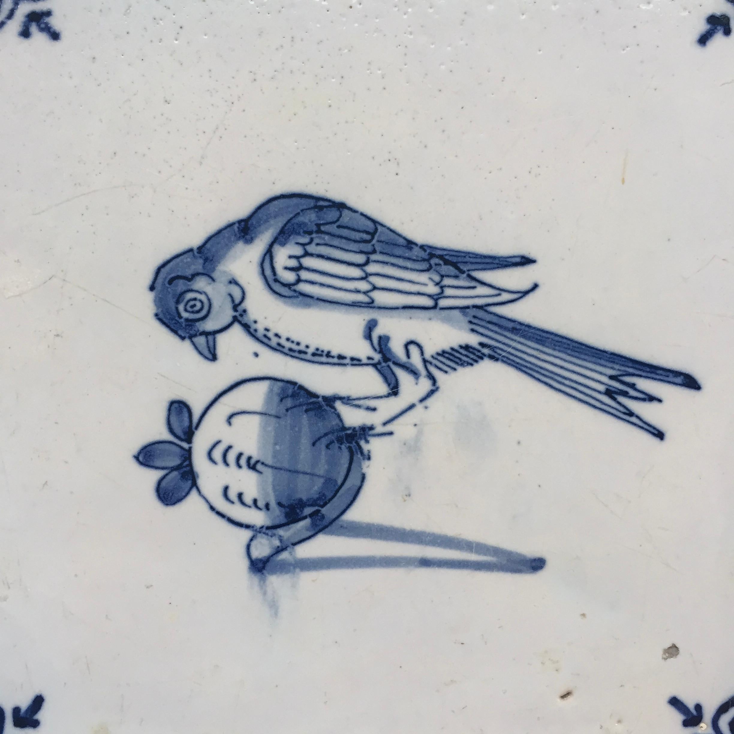 Blau-weiße holländische Delft-Fliese mit Vogel, Mitte 17. (Barock) im Angebot
