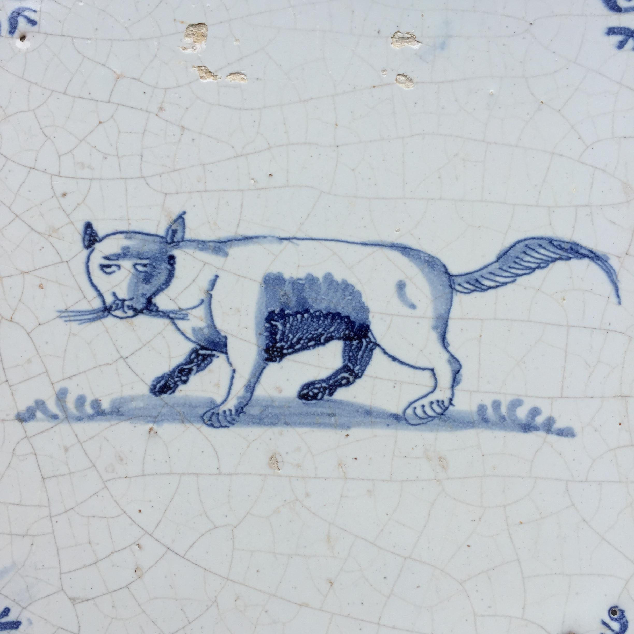 Blau-weiße holländische Delft Fliese mit Katze, Mitte 17. (Barock) im Angebot