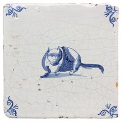 Blau-weiße holländische Delft-Fliese mit fetter Katze, Mitte 17.