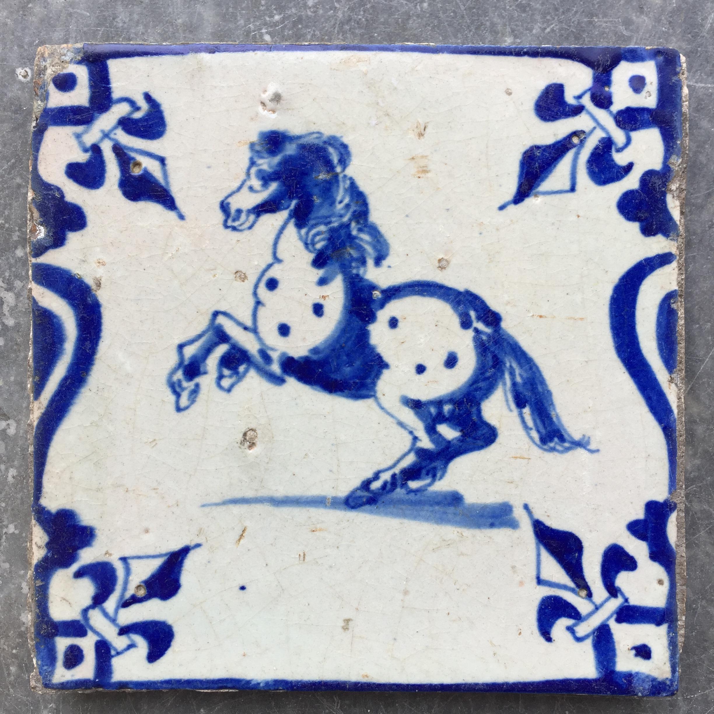 Nederland
Circa 1630 - 1660

A fine blue and white Dutch Delft tile with a decoration of a rearing grey horse.
Painted within a candelabra border.

A genuine collectible of approximately 400 years old.