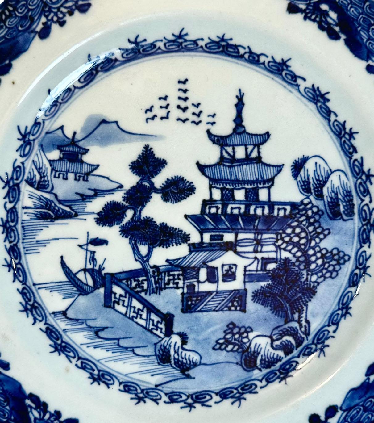 Plato chino de exportación azul y blanco con esquinas cortadas. Circa 1780, China.
