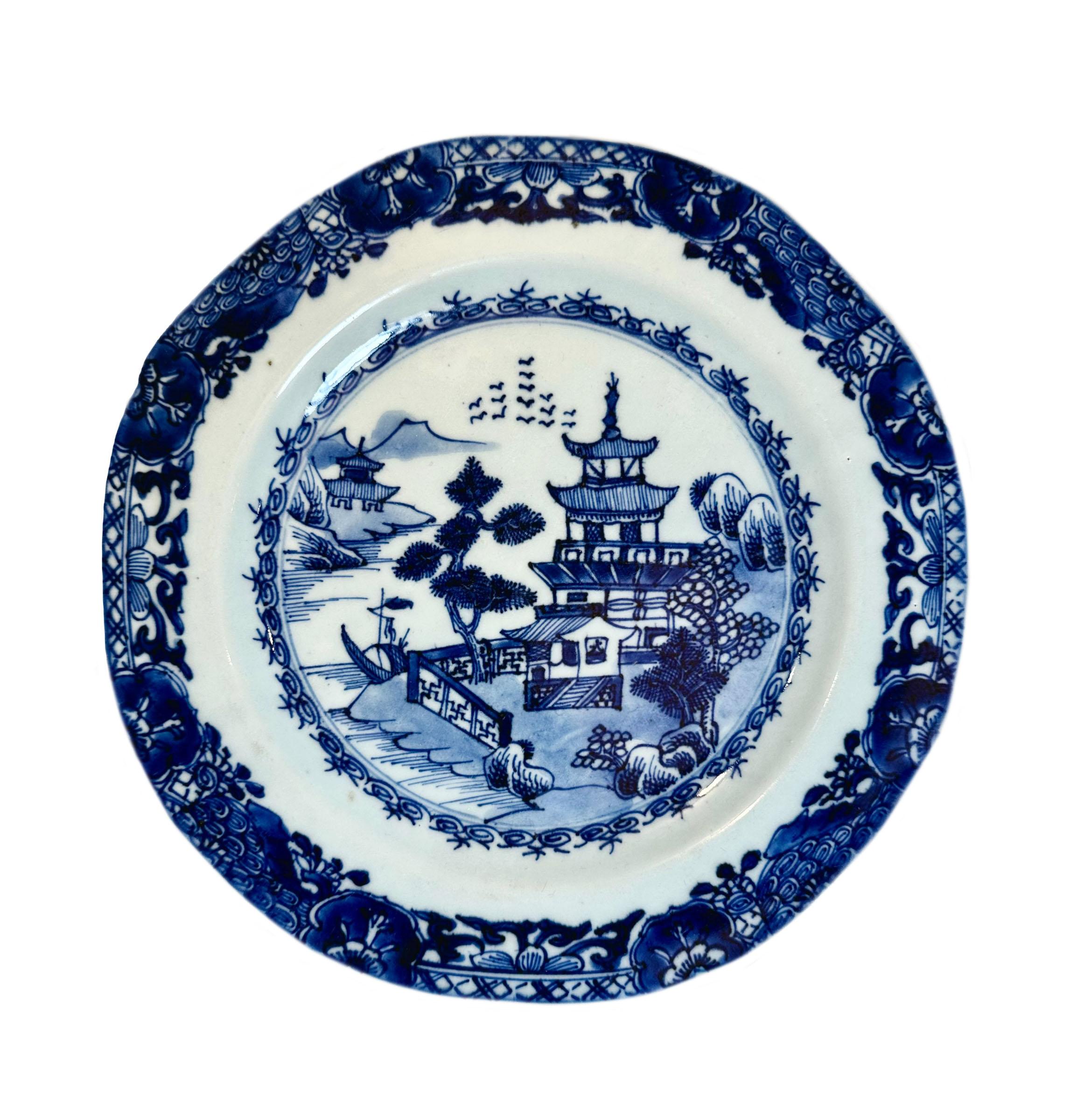 Plato chino de exportación azul y blanco del siglo XVIII Chino en venta