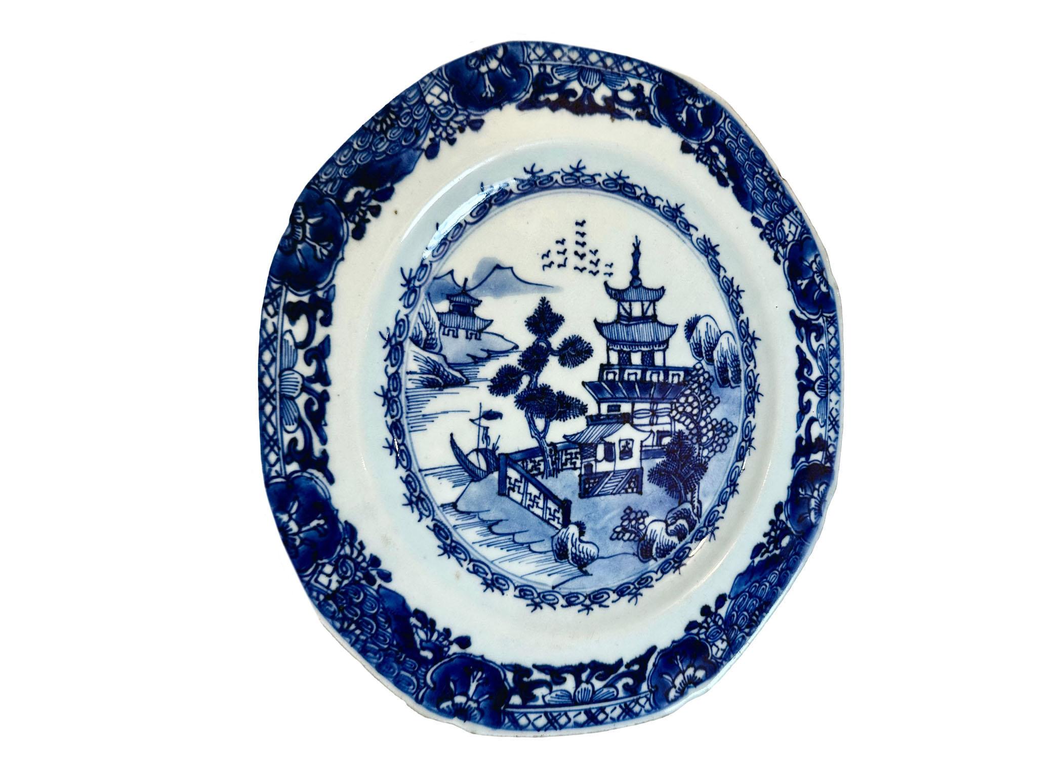 Plato chino de exportación azul y blanco del siglo XVIII en Bueno estado para la venta en Tampa, FL