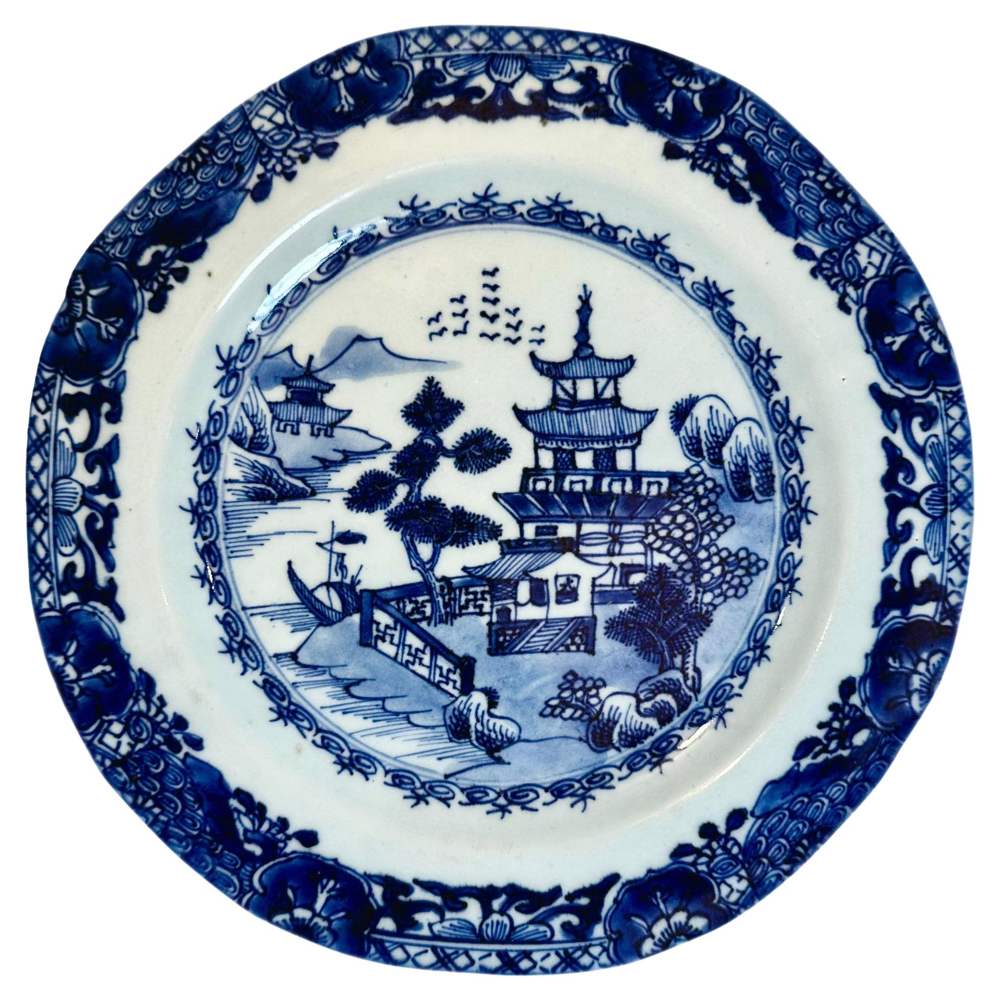 Plato chino de exportación azul y blanco del siglo XVIII