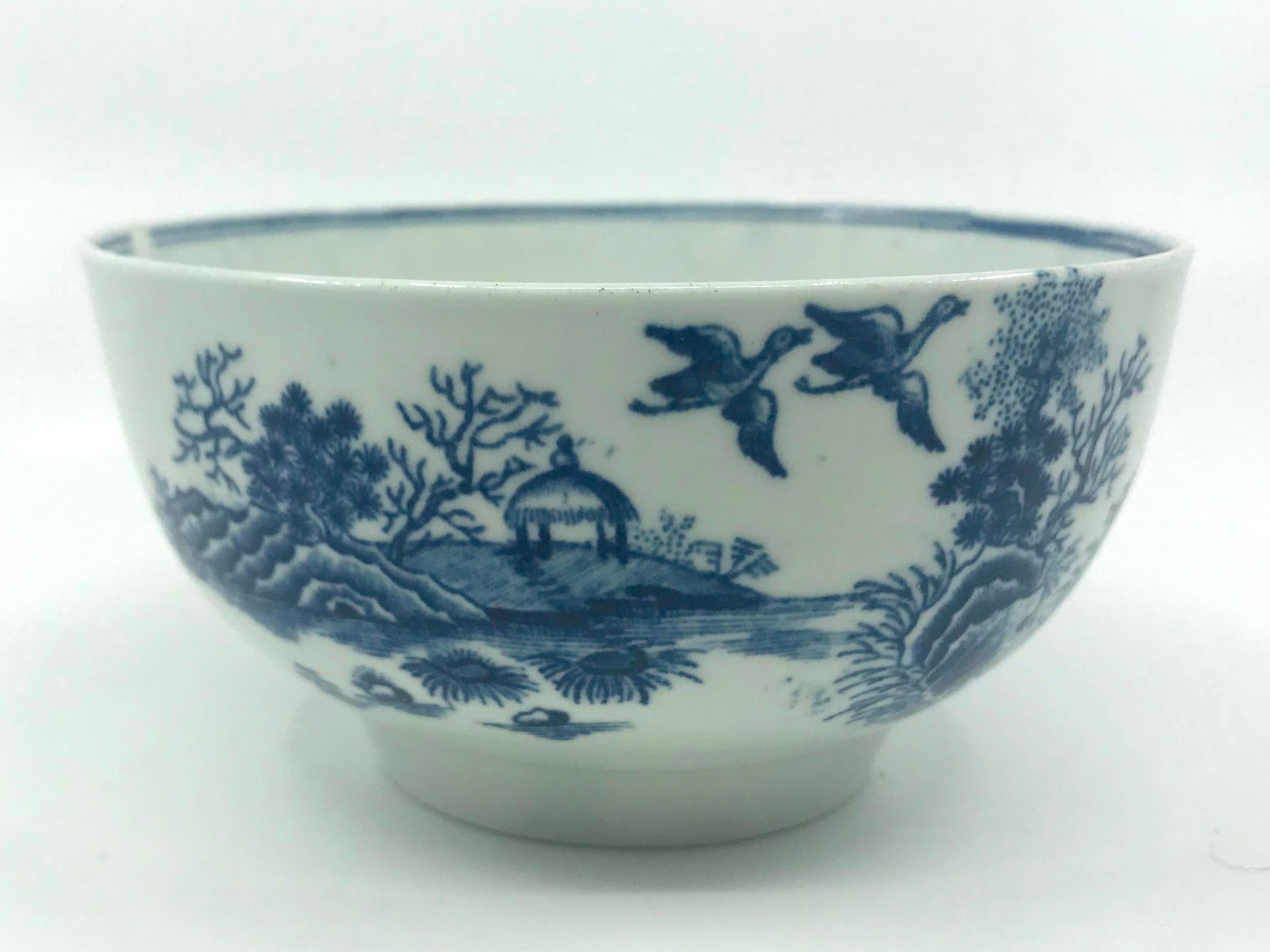 Blue and white first period Worcester chinoiserie porcelain bowl. Dr. Wall soft paste white porcelain bowl with dark blue “Fence” pattern decoration and underglaze blue crescent moon mark. In good condition with one rim chip. England, circa 1770.