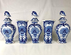 Blau-weiße fünfteilige Delfter Garnitur, hergestellt in den Niederlanden, um 1880