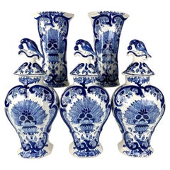 Garniture de cinq pièces en bleu et blanc de Delft fabriquée aux Pays-Bas vers 1880