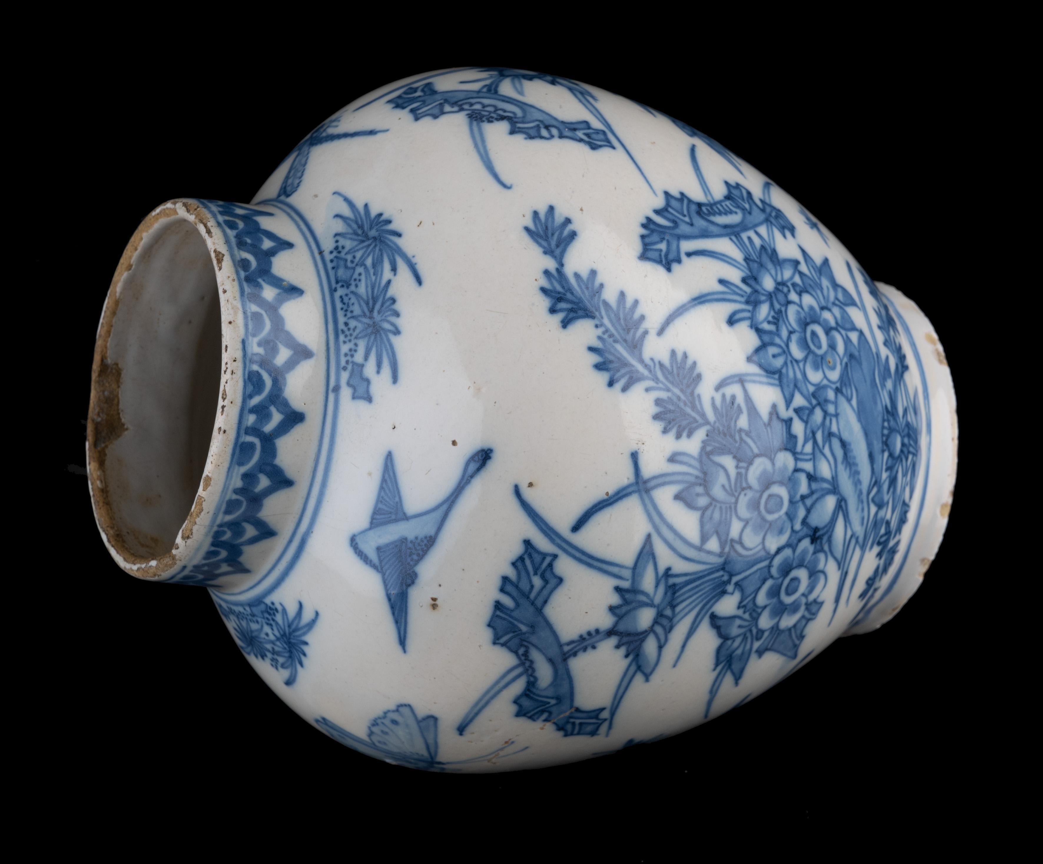 Blue and white floral chinoiserie jar Delft, 1650-1680 In Good Condition For Sale In ROSSUM, GE