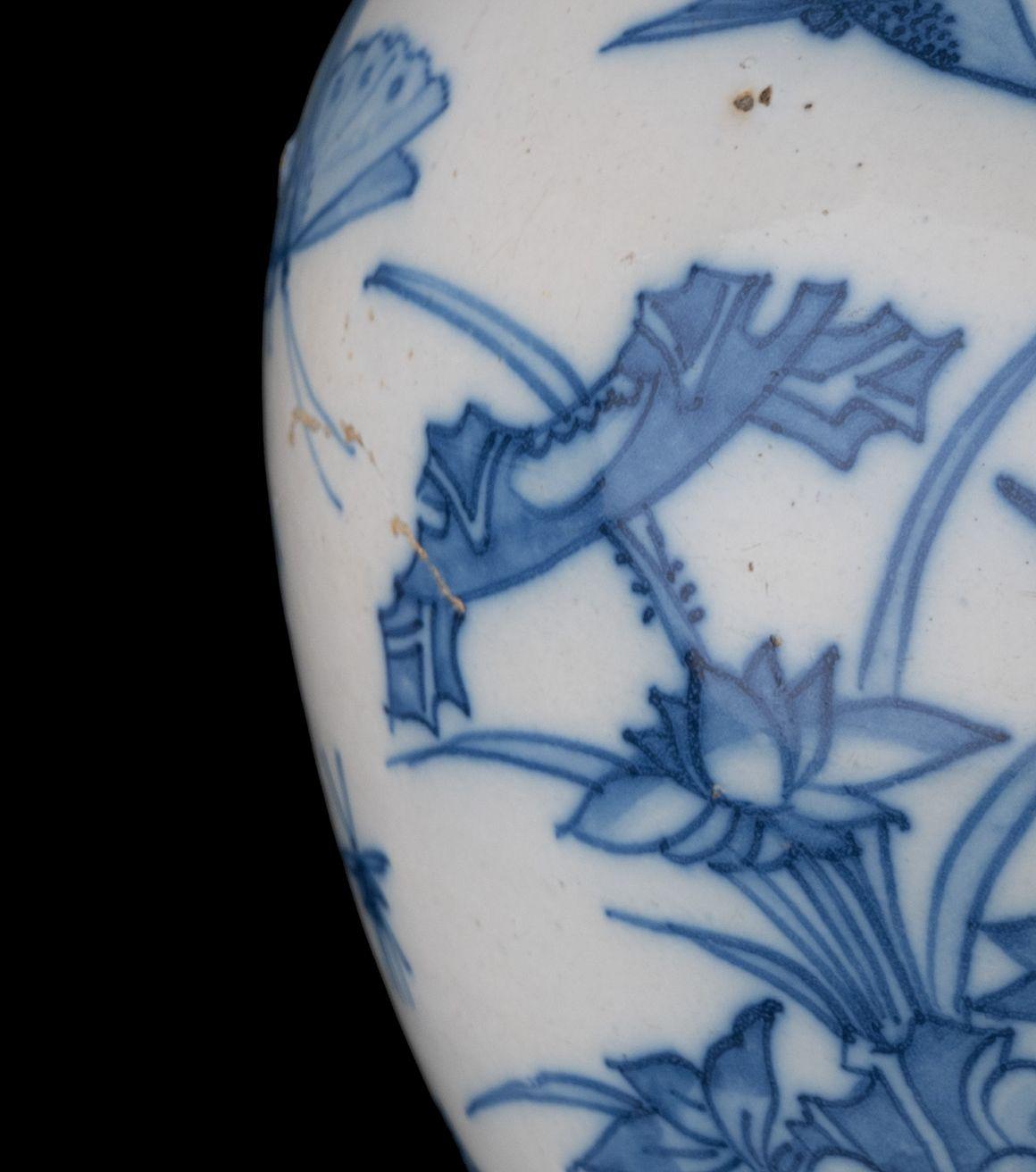 Blue and white floral chinoiserie jar Delft, 1650-1680 For Sale 1