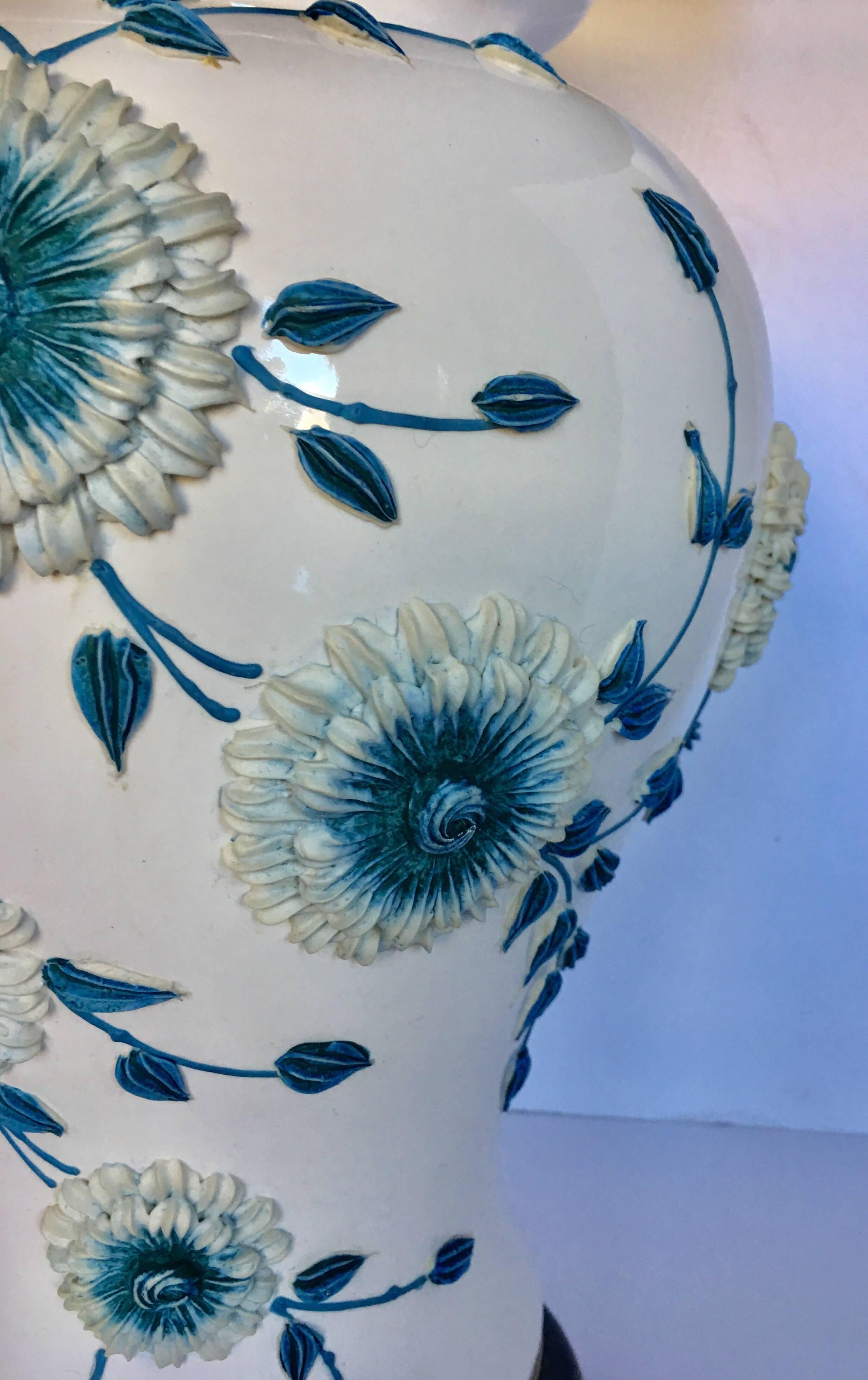 Blue and White Floral Porcelain Ginger Jar Table Lamp In Excellent Condition In Lambertville, NJ