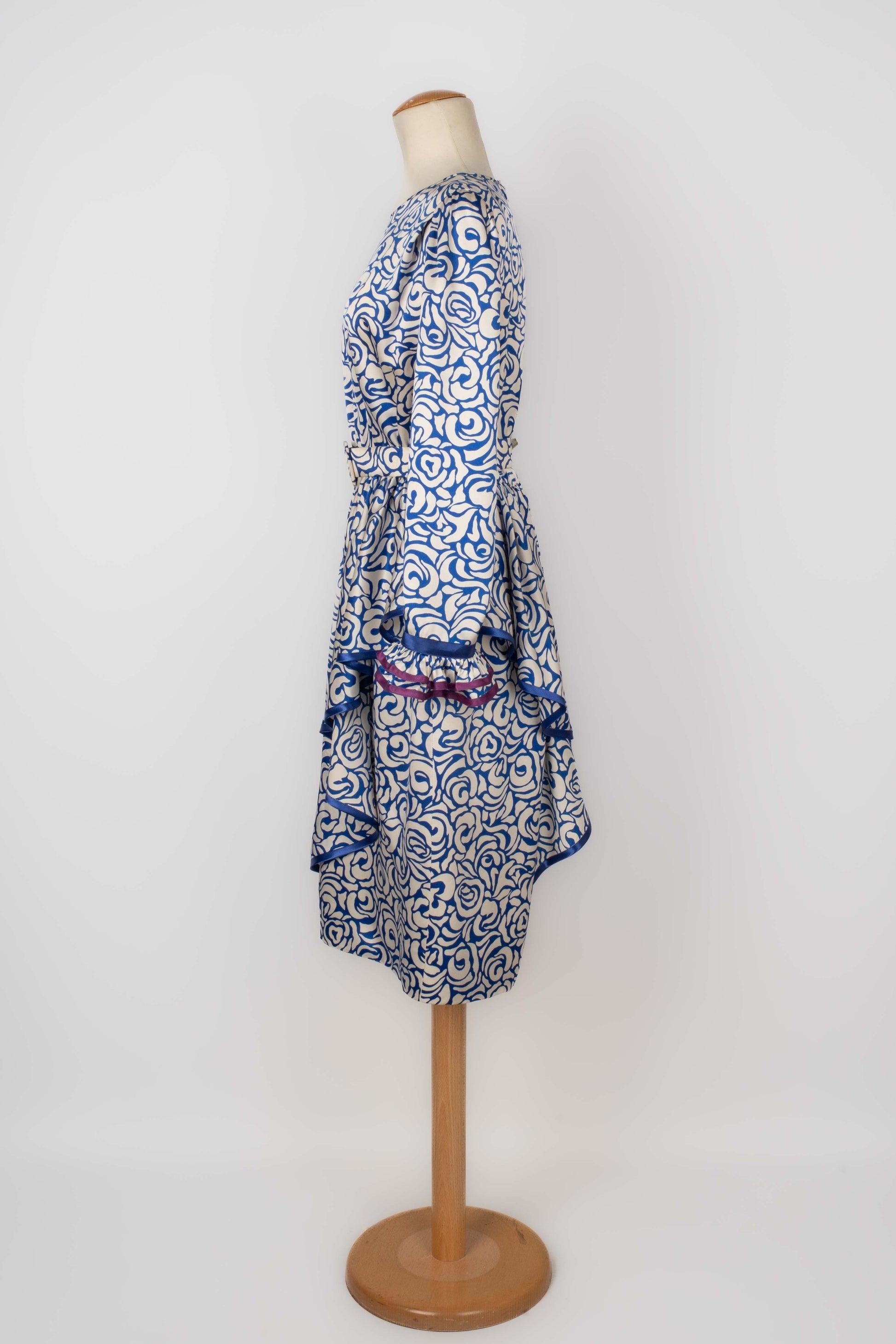 Flounced printed silk dress with purple and blue satin braids. The dress comes with a belt. No size indicated, it fits a 38FR.

Additional information:
Condition: Good condition
Dimensions: Shoulder width: 41 cm - Chest: 50 cm - Waist: 38 cm - Hips: