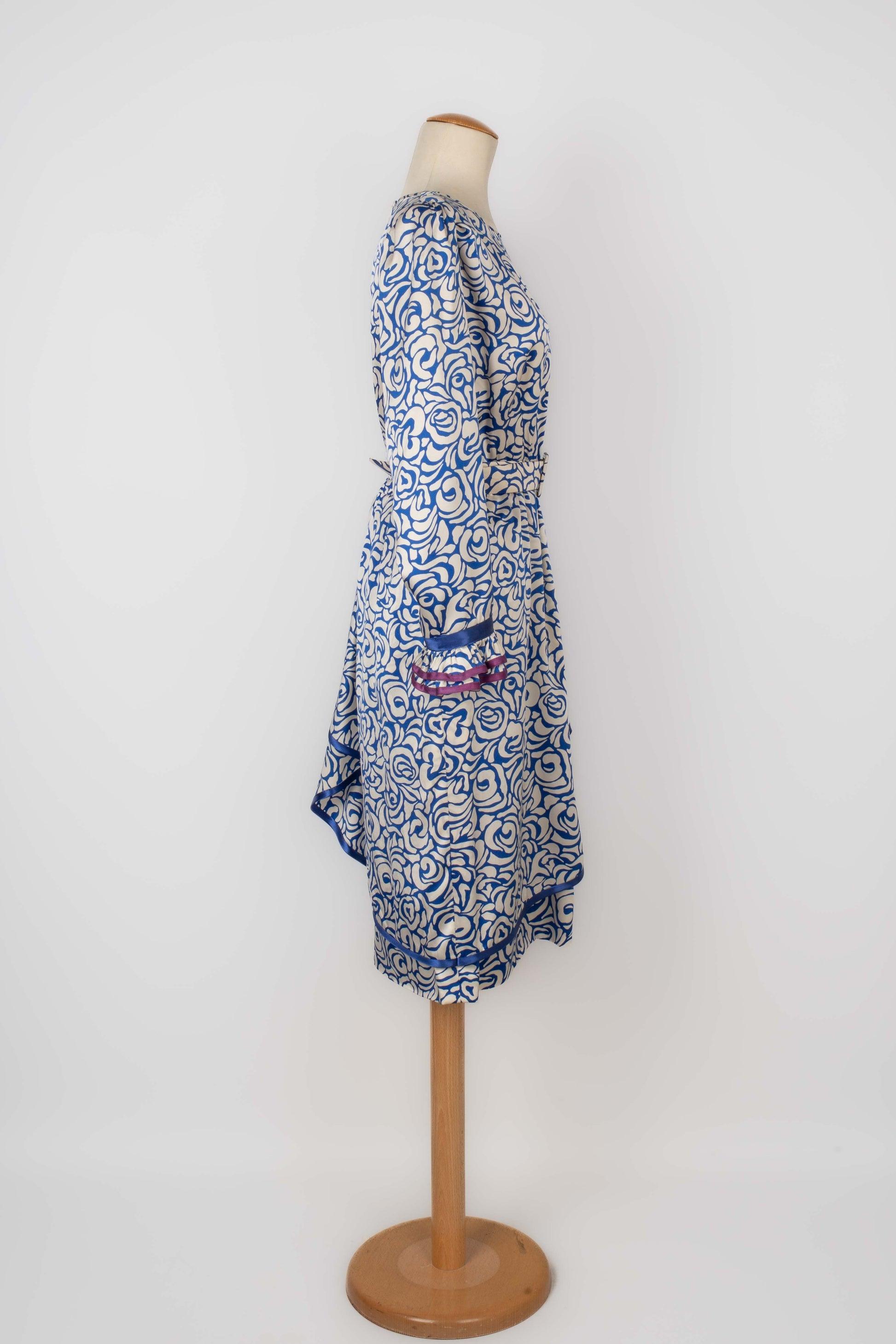 Blue and white Flounced Printed Silk Dress with Purple and Blue Satin Braids In Good Condition For Sale In SAINT-OUEN-SUR-SEINE, FR
