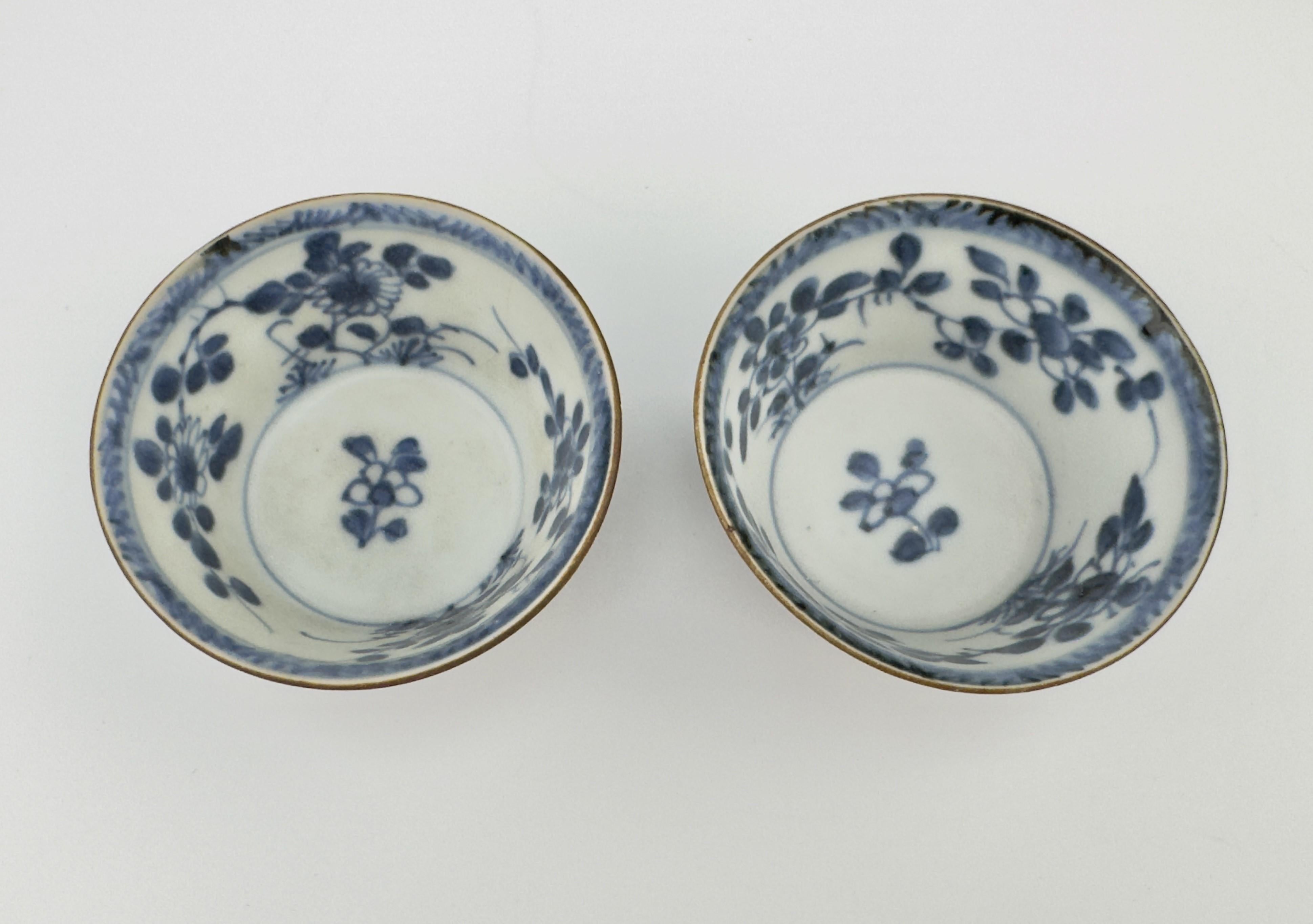 Service à thé bleu et blanc à motif de fleurs C 1725, Dynastie Qing, époque Yongzheng en vente 4