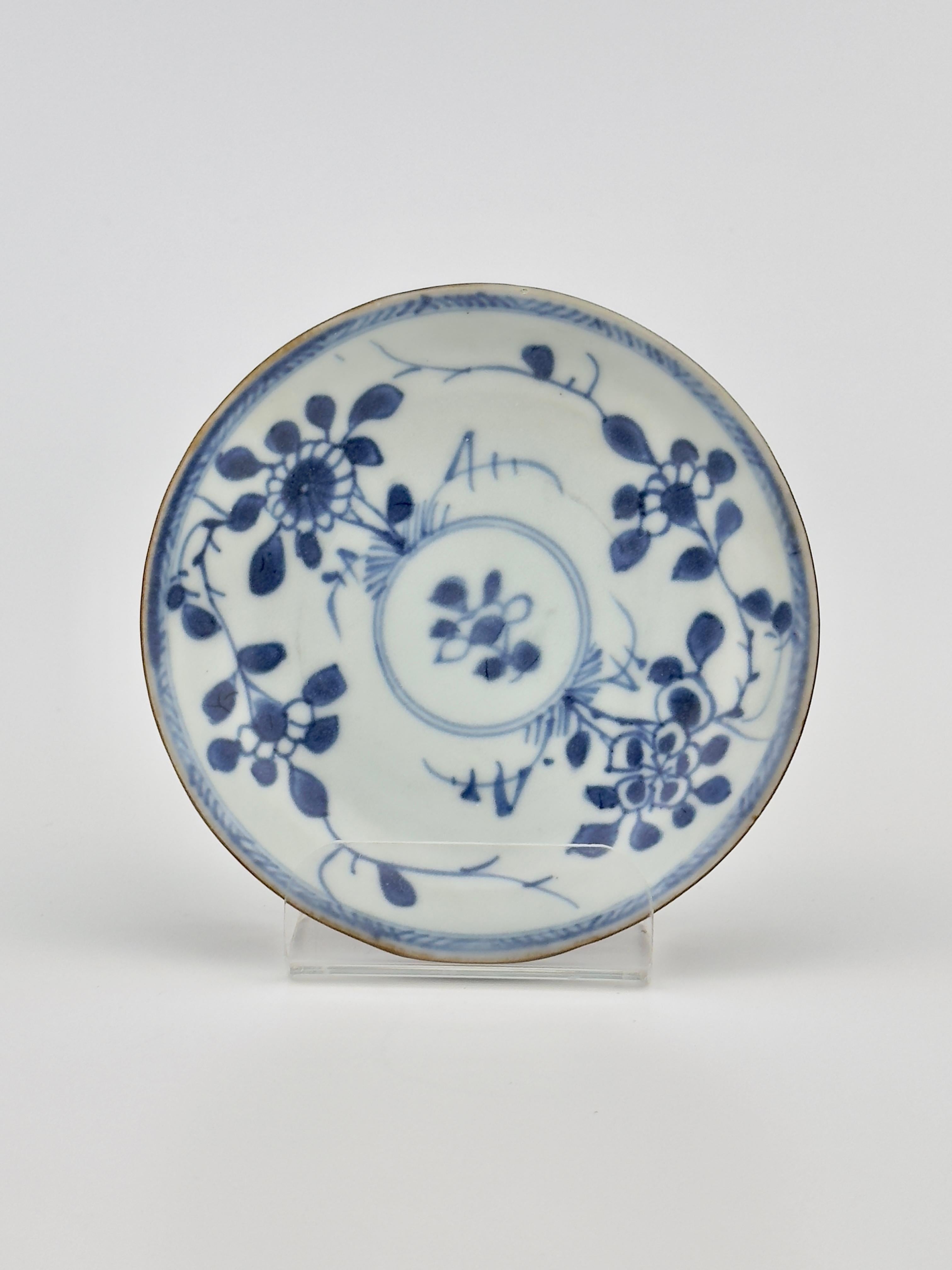 Service à thé bleu et blanc à motif de fleurs C 1725, Dynastie Qing, époque Yongzheng en vente 5