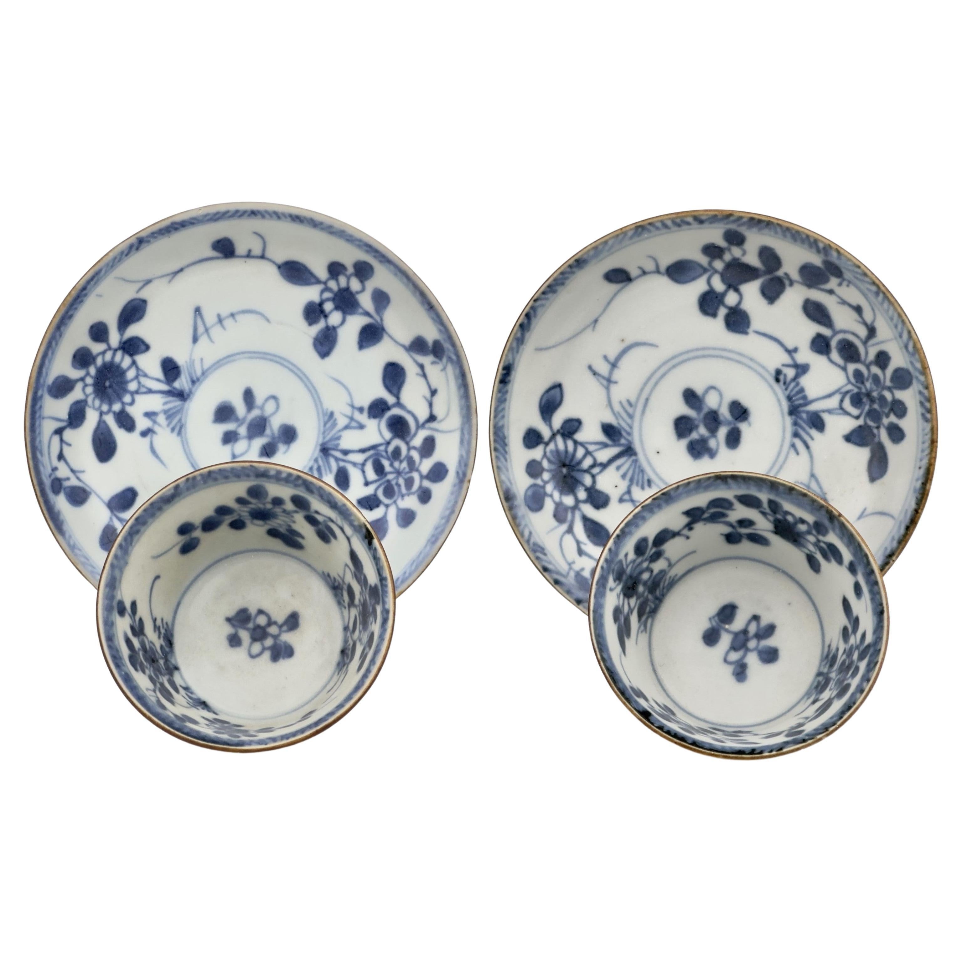 Service à thé bleu et blanc à motif de fleurs C 1725, Dynastie Qing, époque Yongzheng en vente