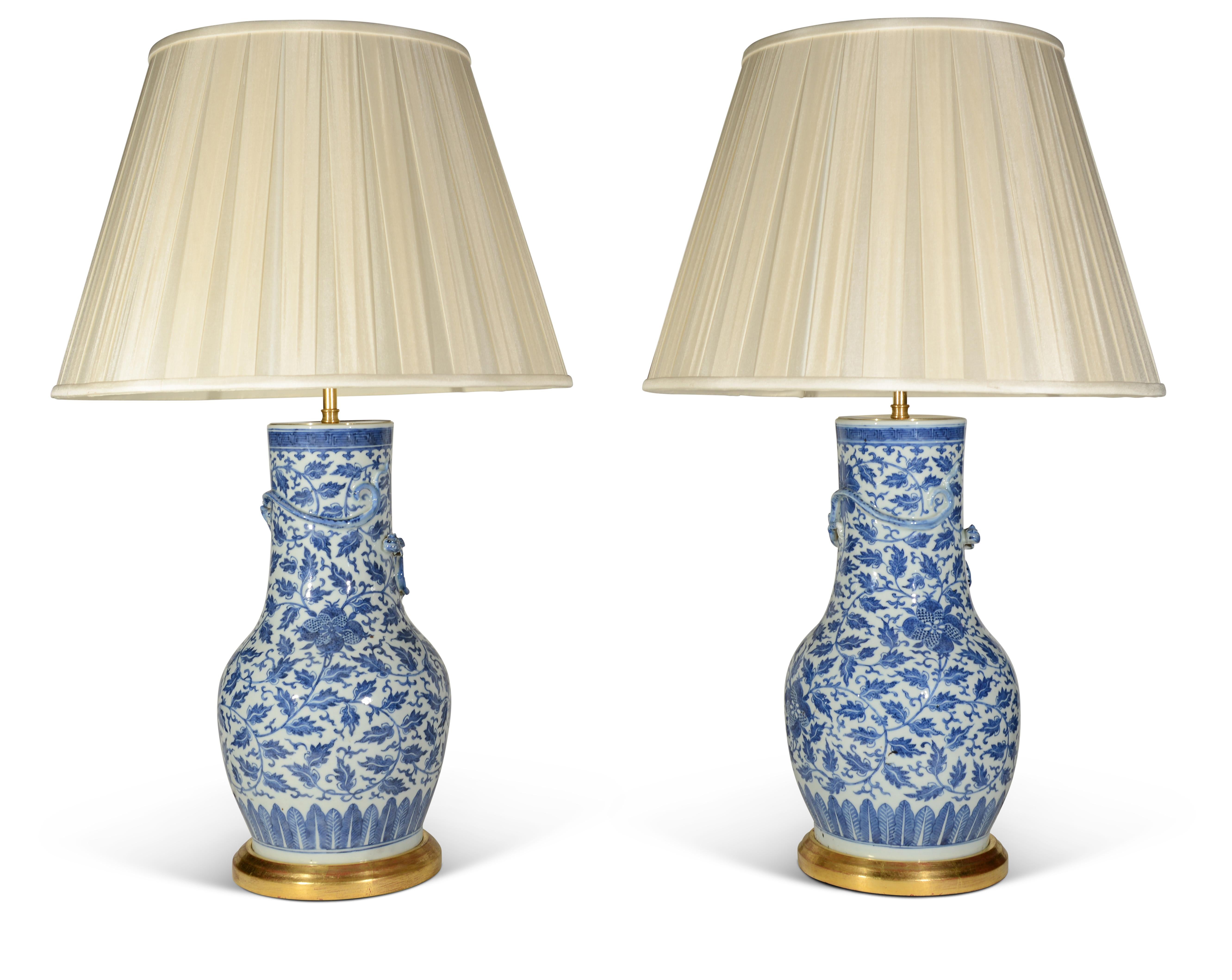 Chinois Lampe de table chinoise du XIXe siècle à feuillage bleu et blanc en vente