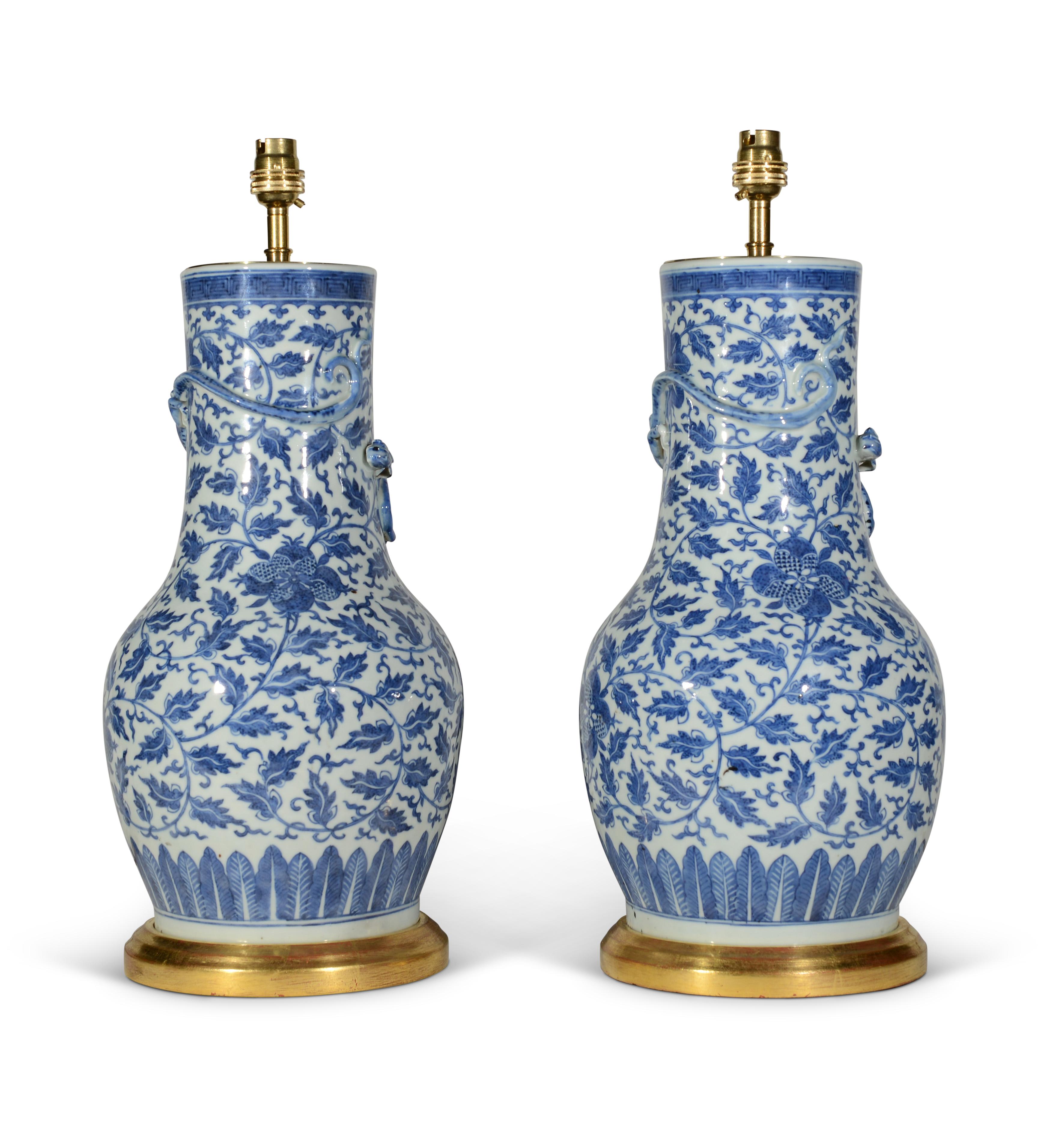 Vernissé Lampe de table chinoise du XIXe siècle à feuillage bleu et blanc en vente