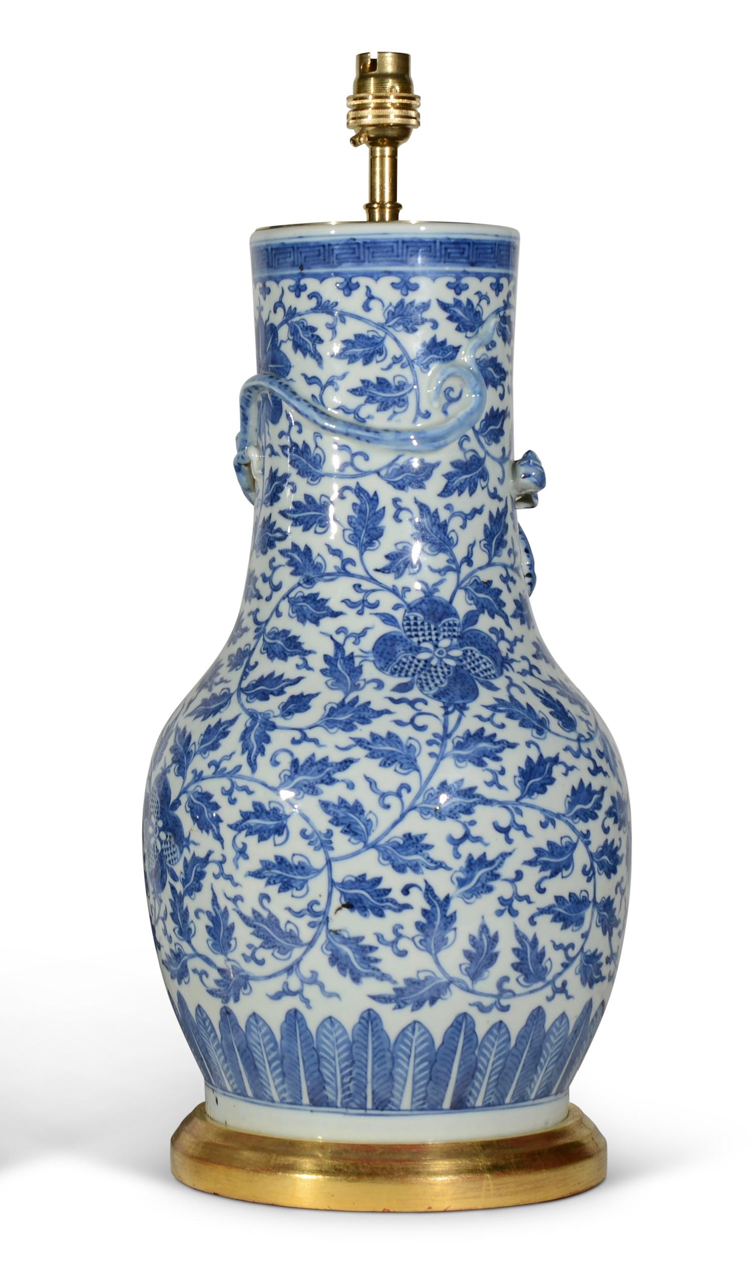 Lampe de table chinoise du XIXe siècle à feuillage bleu et blanc Bon état - En vente à London, GB