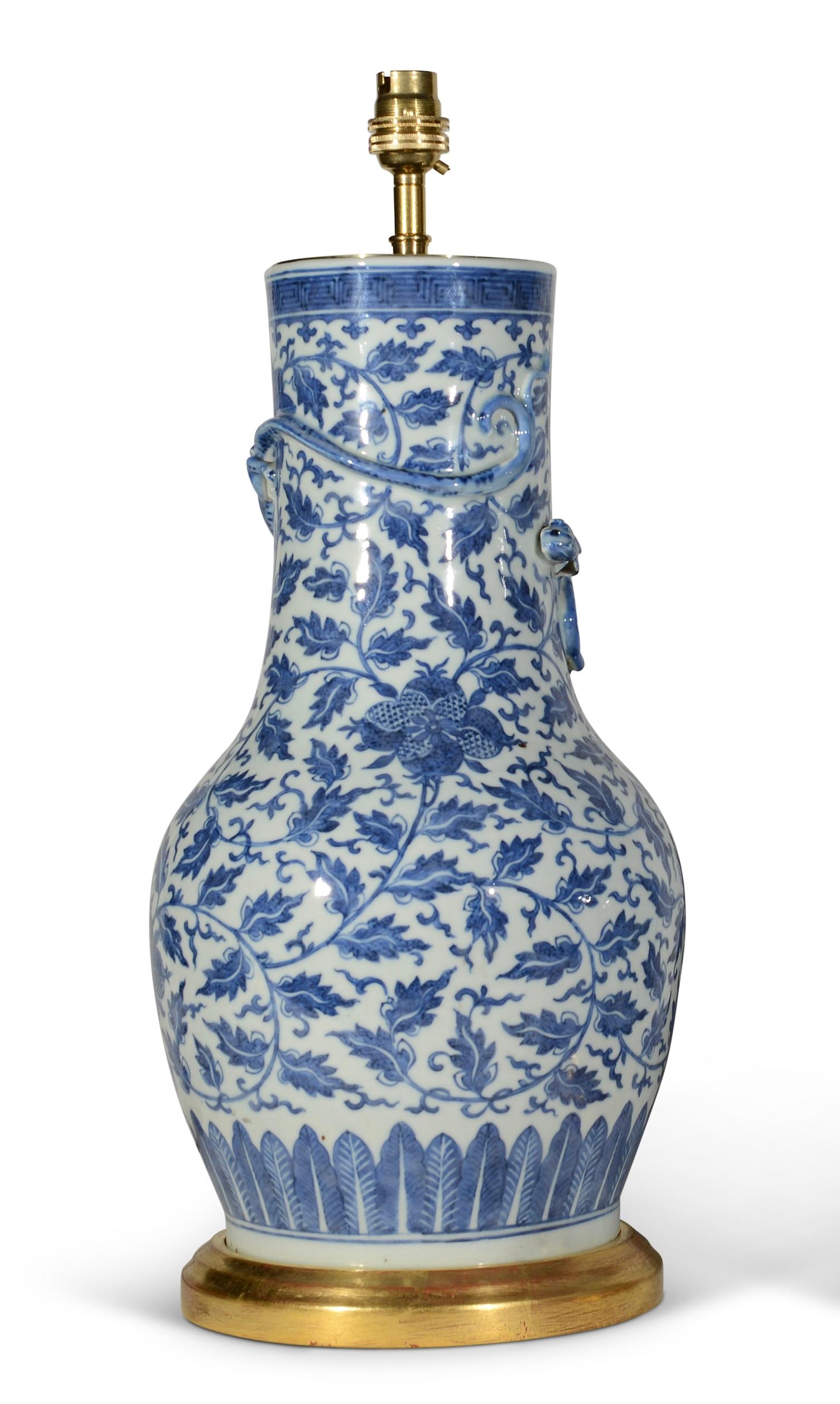 Porcelaine Lampe de table chinoise du XIXe siècle à feuillage bleu et blanc en vente